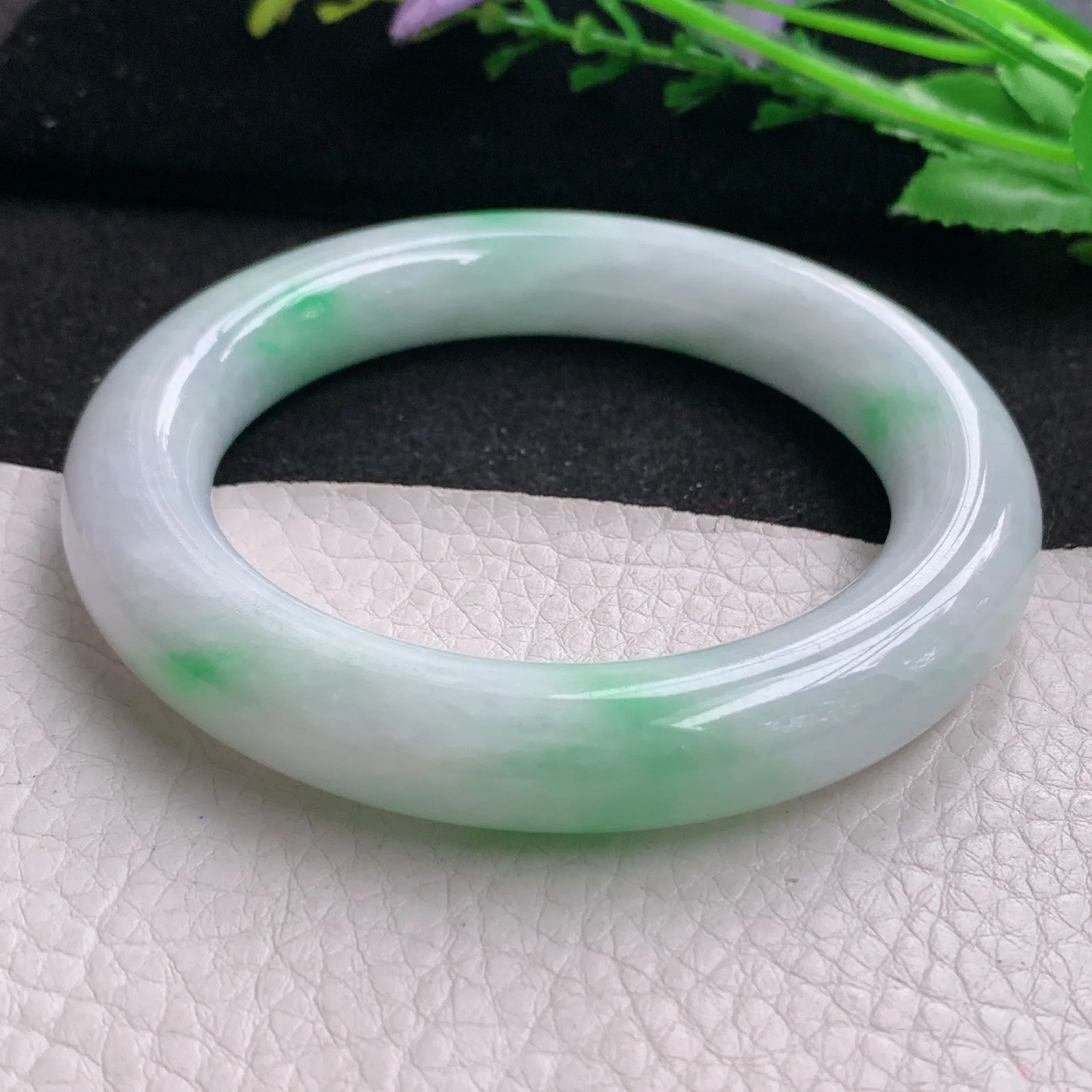 yh实拍56*11.8胖圆镯 缅甸翡翠精美白底青圆条玉手镯 玉手环