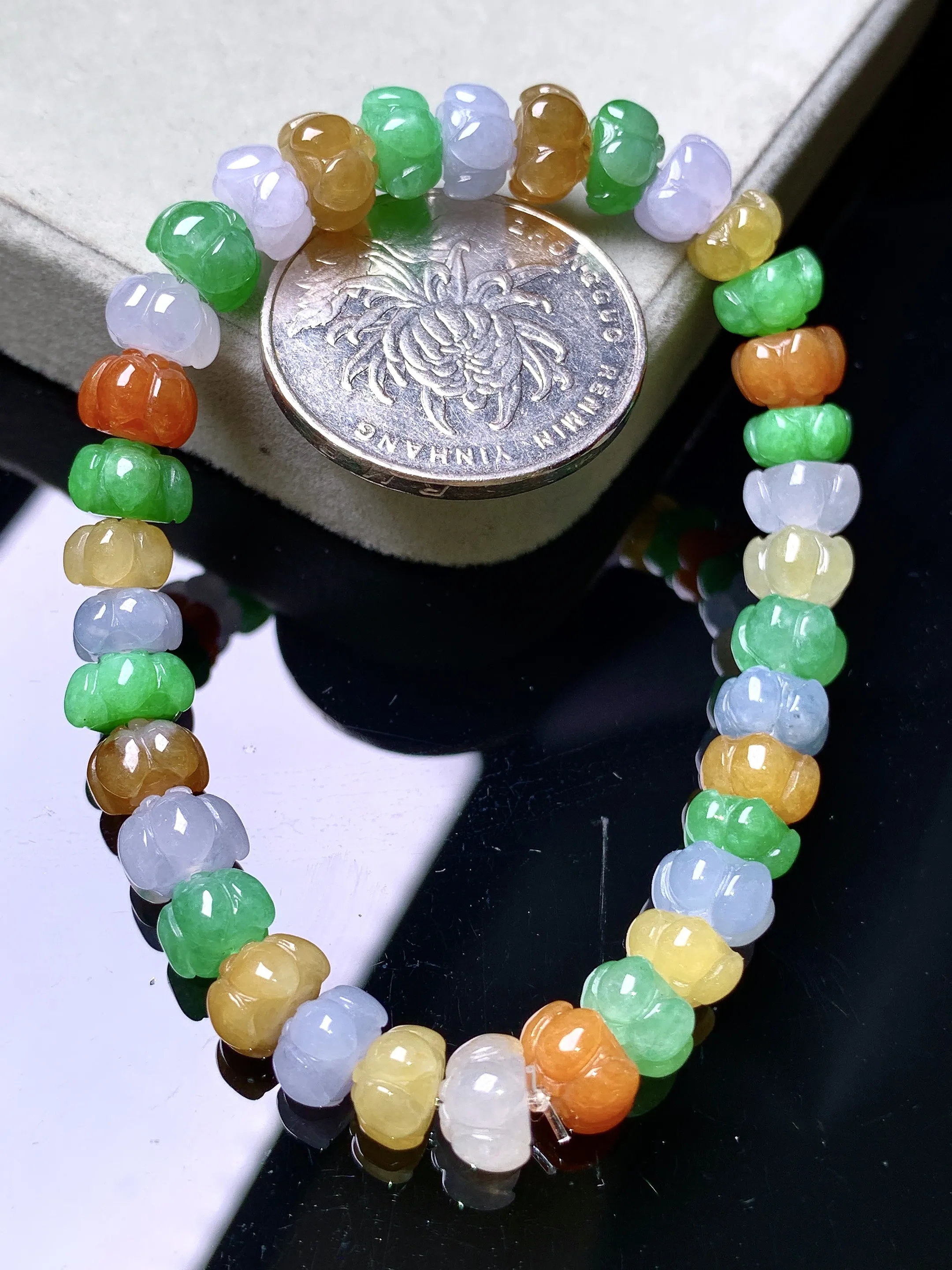 多彩花蕾手链 玉质细腻 色泽艳丽清新 整体尺寸7.5*5.8