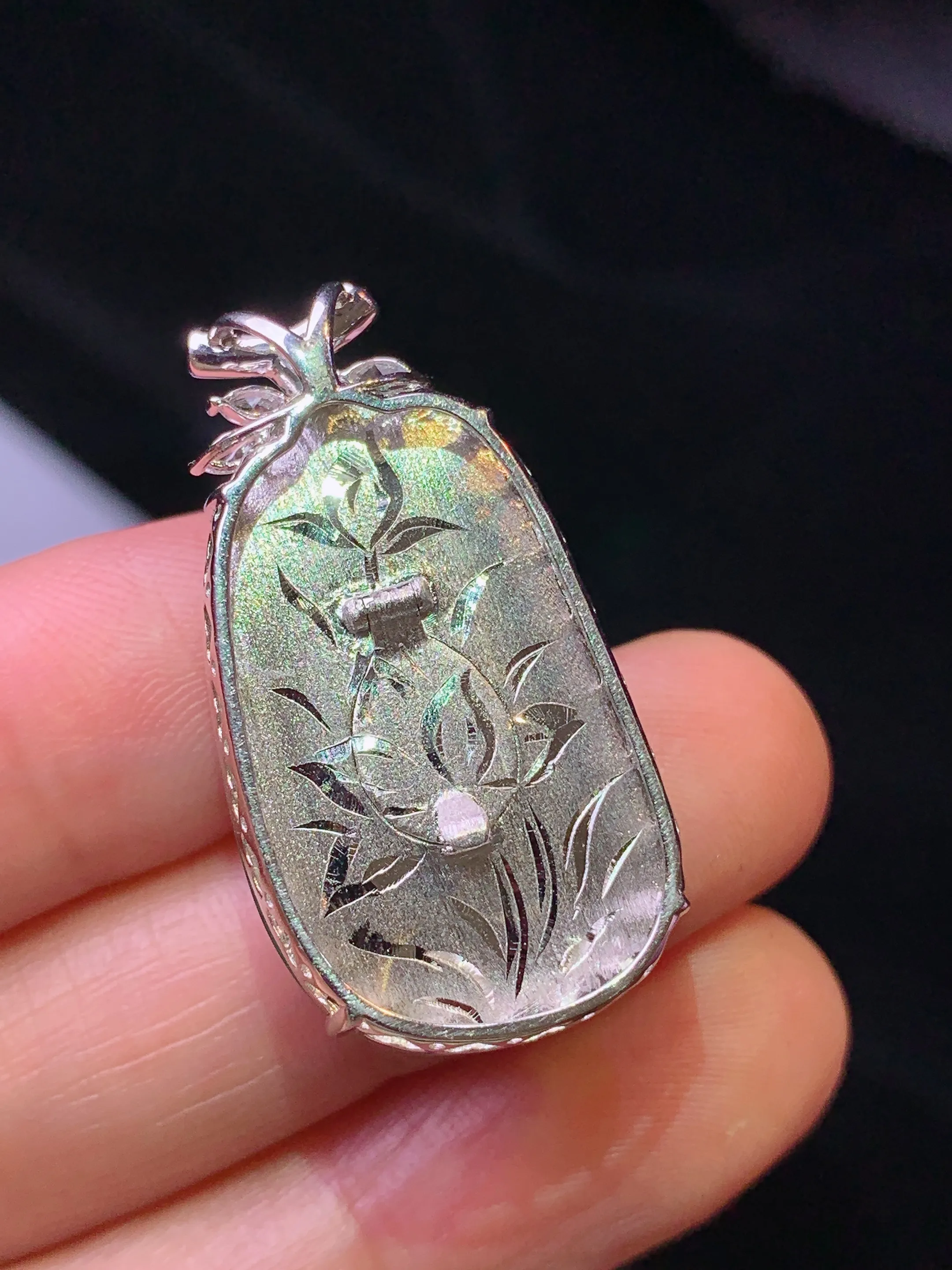 18k金钻镶嵌翠绿福瓜吊坠 玉质细腻 色泽艳丽清新 整体尺寸32.2*17*9.5