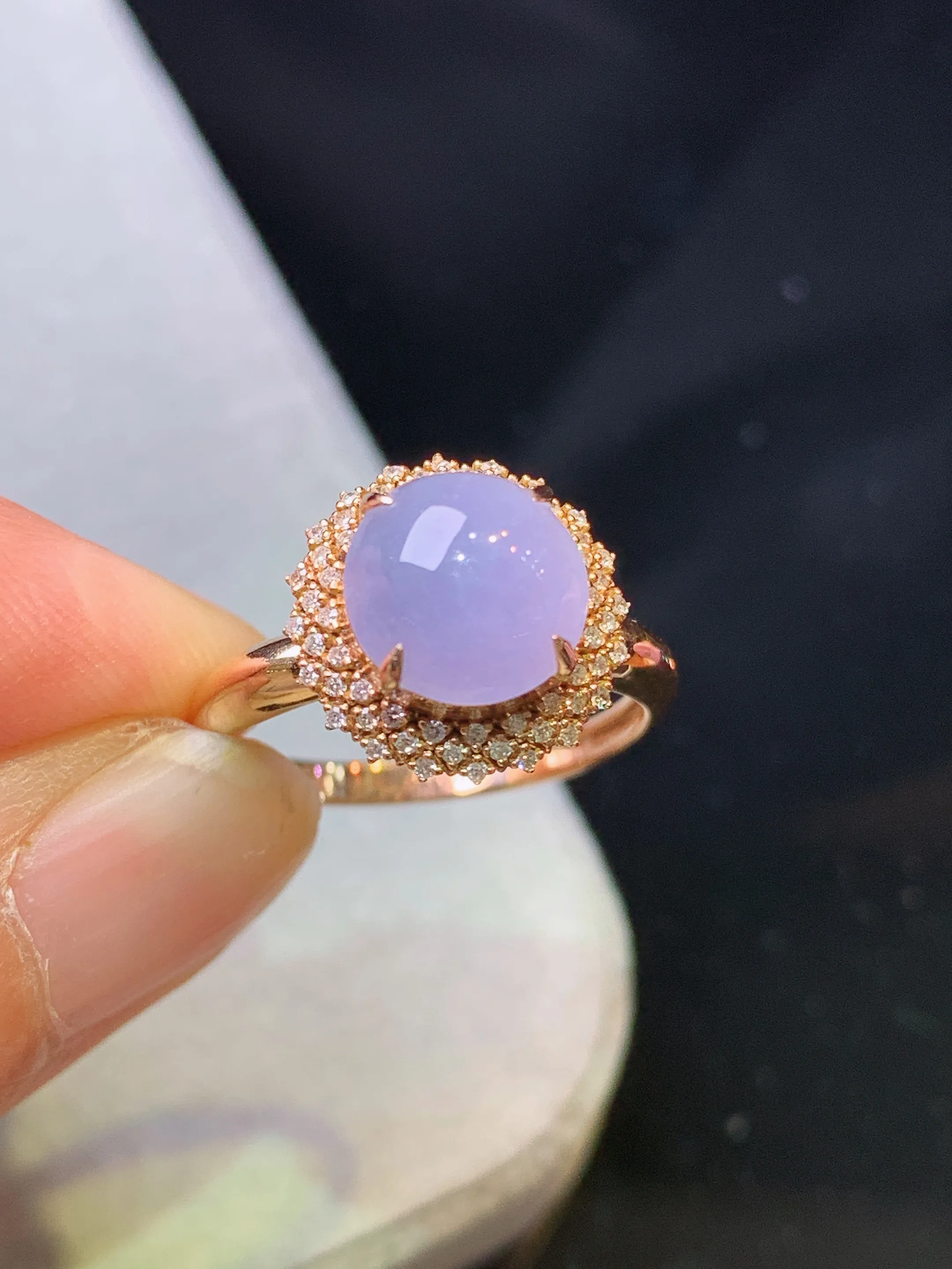 18k金钻镶嵌紫罗兰蛋面戒指 玉质细腻 色泽清新艳丽 圈口13.5整体尺寸12.3*9.5