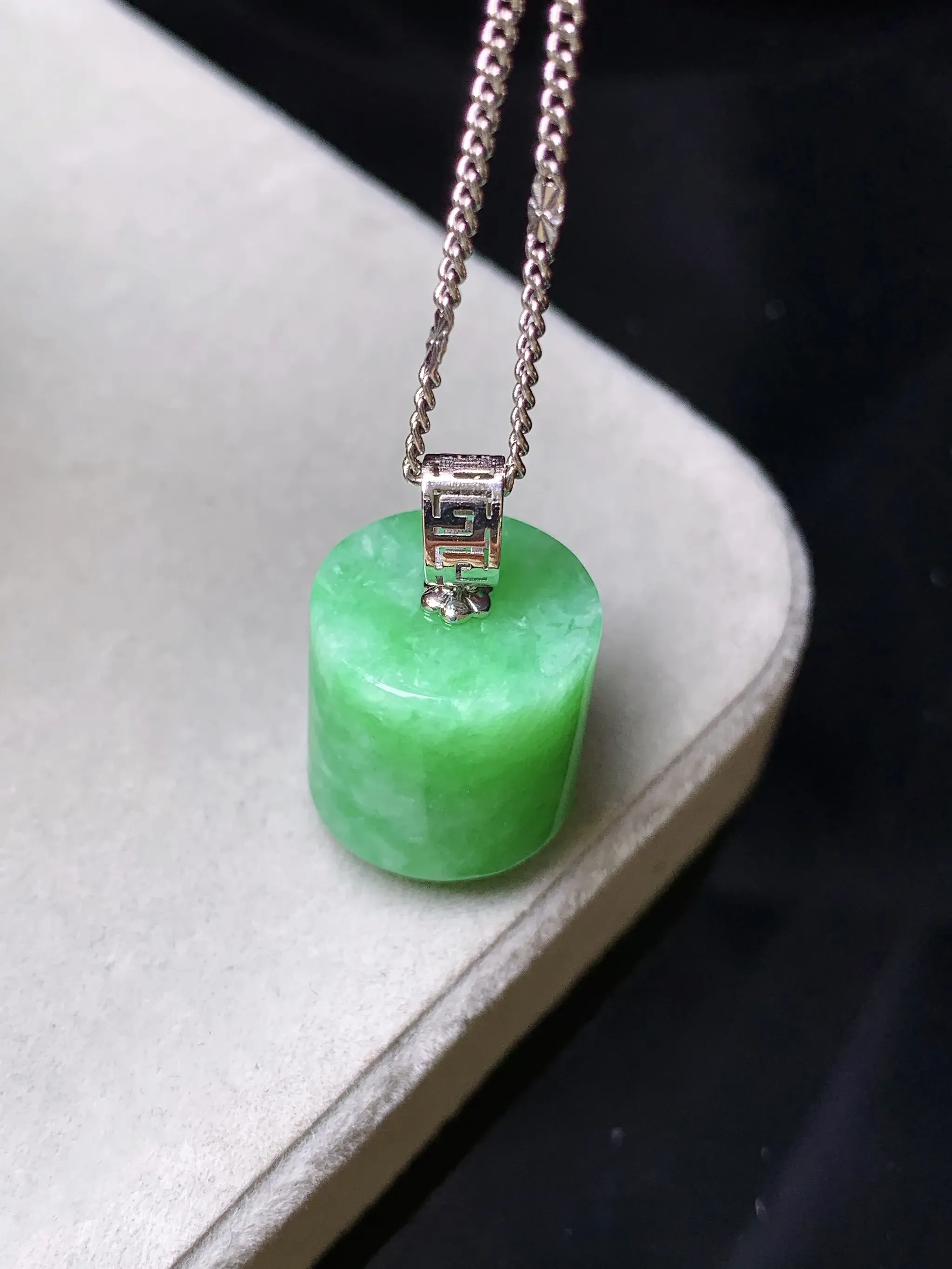 18k金镶嵌翠绿路路通吊坠 玉质细腻 色泽清新艳丽 整体尺寸19*13.3*12