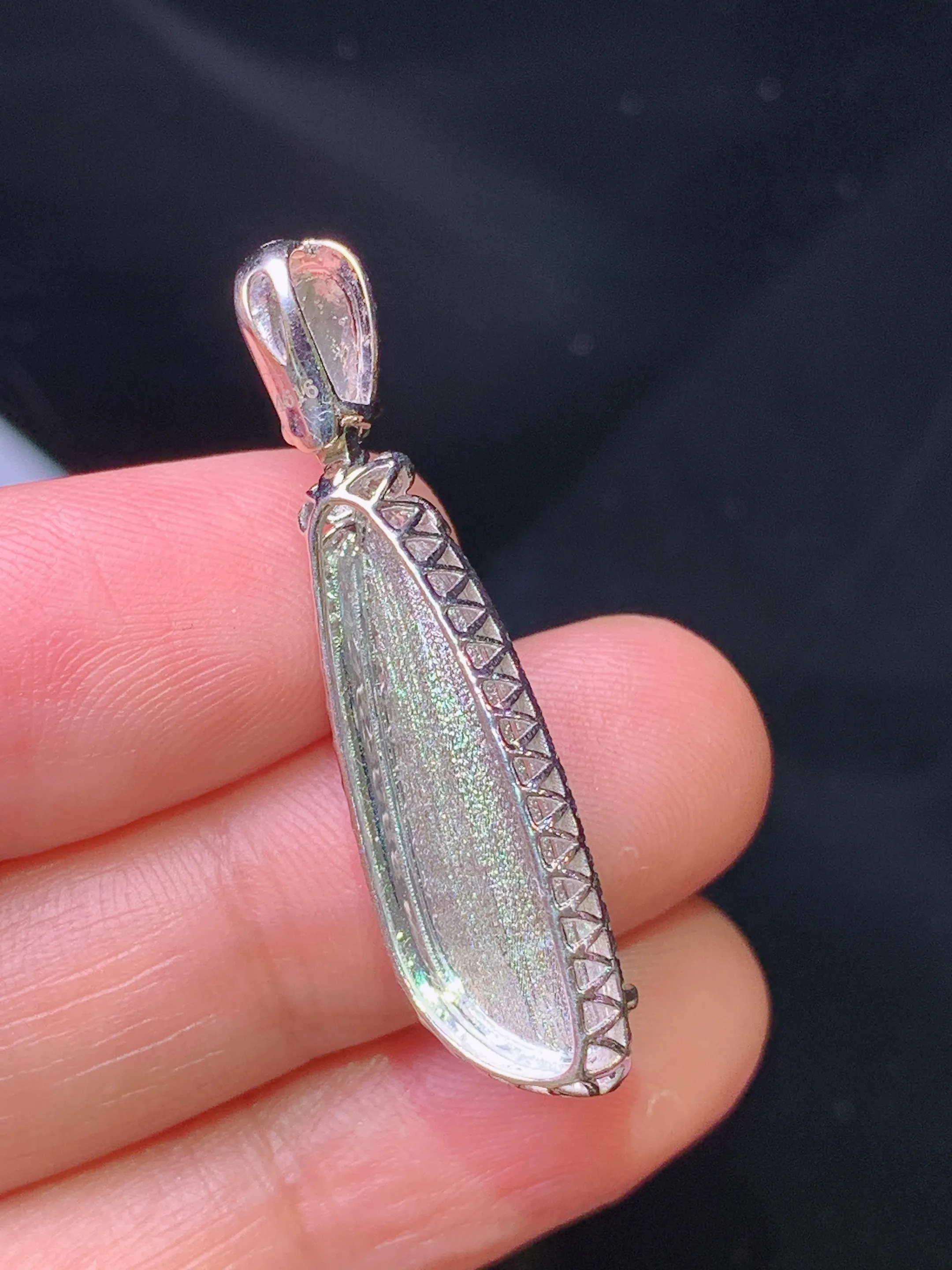 18k金钻镶嵌翠绿福瓜吊坠 玉质细腻 色泽清新艳丽 整体尺寸36.6*9.8*7.5