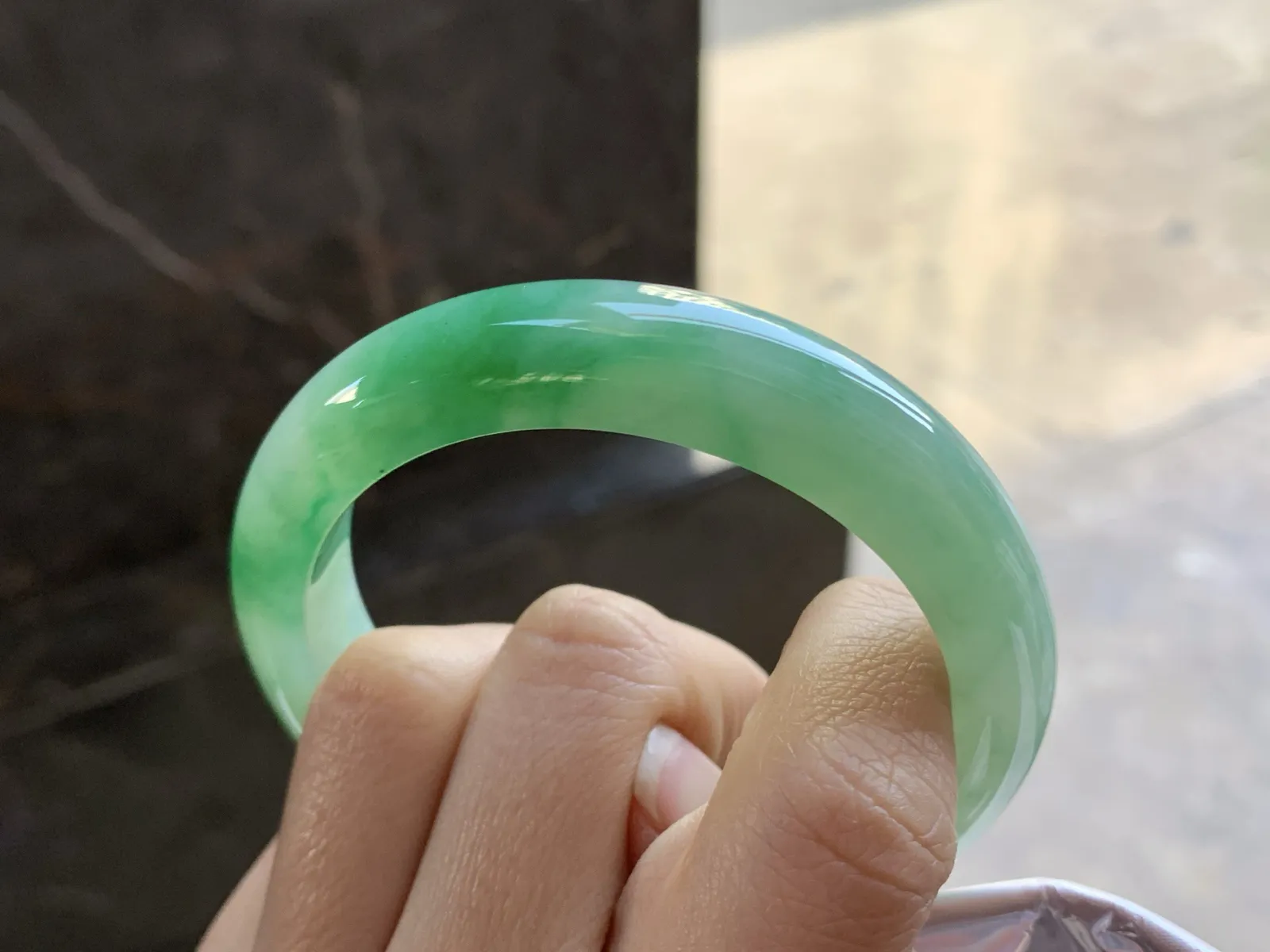 55.5-12.8-8.7毫米

绿色手镯^_^鲜艳 玉质温润