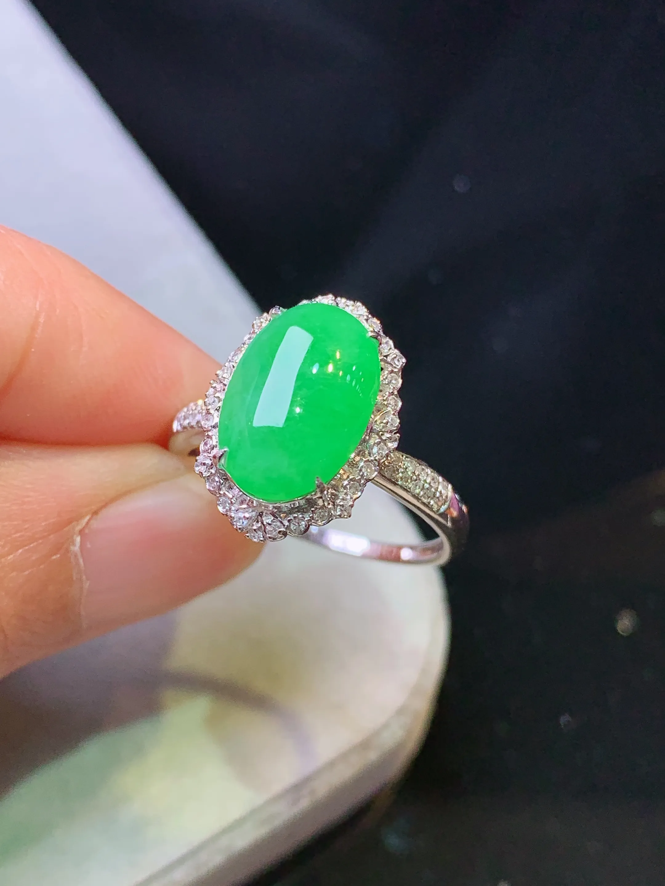 18k金钻镶嵌翠绿蛋面戒指 玉质细腻 色泽清新艳丽 圈口14 整体尺寸15.6*11.5*8.5