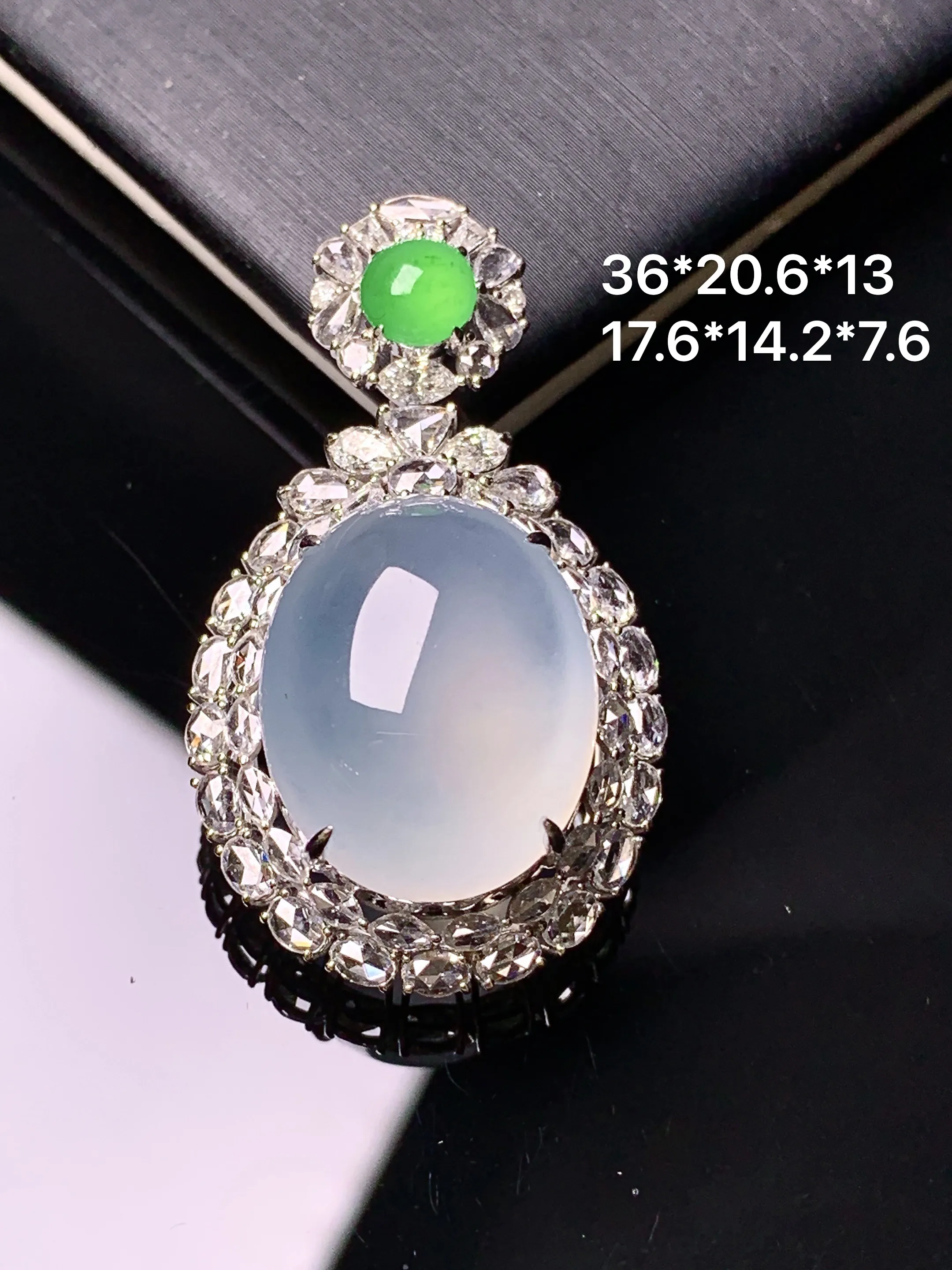 18k金钻镶嵌冰种蛋面吊坠 玉质细腻 色泽艳丽清新 整体尺寸36*20.6*13