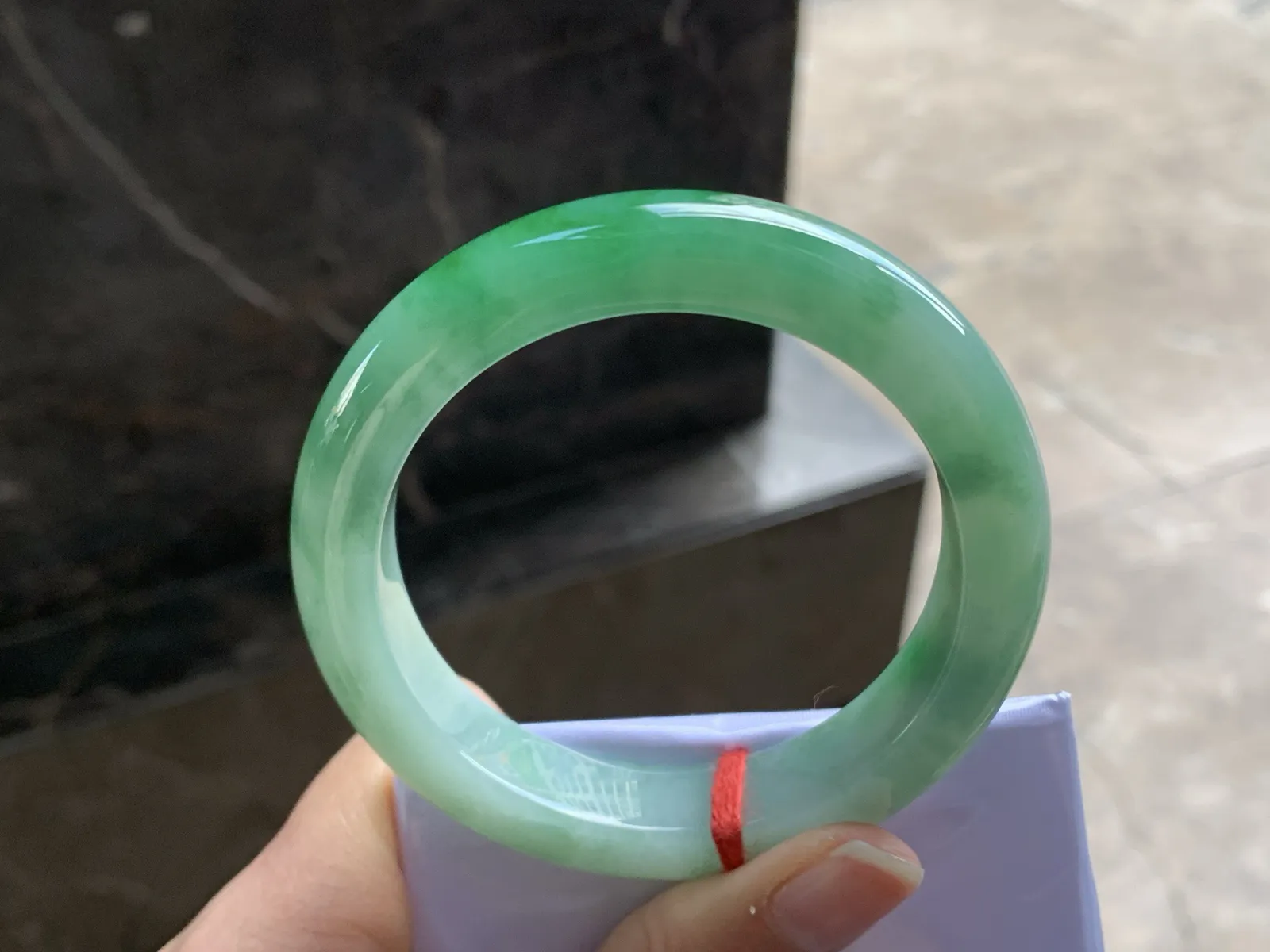 55-12.9-9.5

浓绿色手镯^_^鲜艳 玉质温润