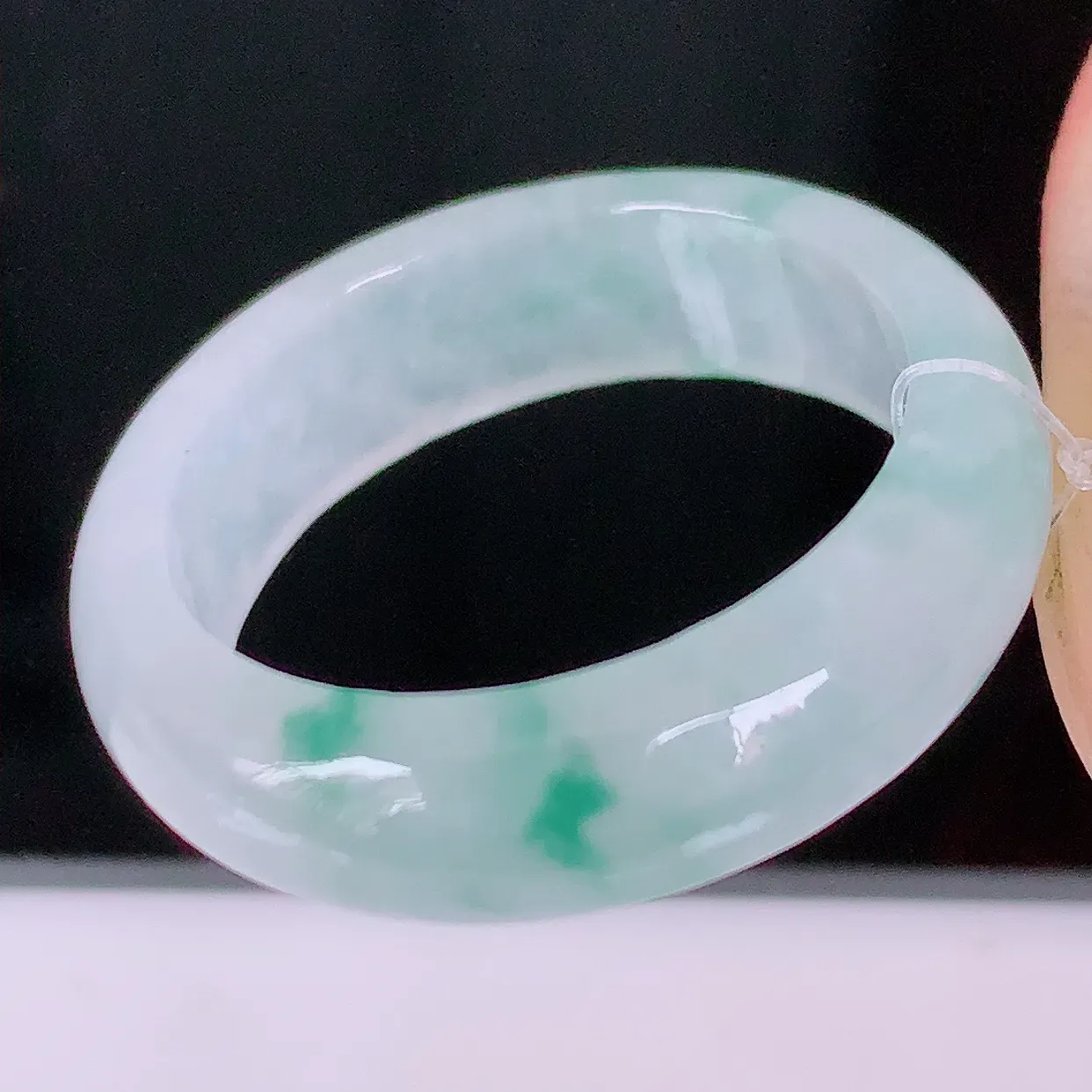 自然光实拍，冰种飘花翡翠指环，18.2mm内径翡翠指环，玉戒指，玉质莹润，好精美好冰润的指环，17圈