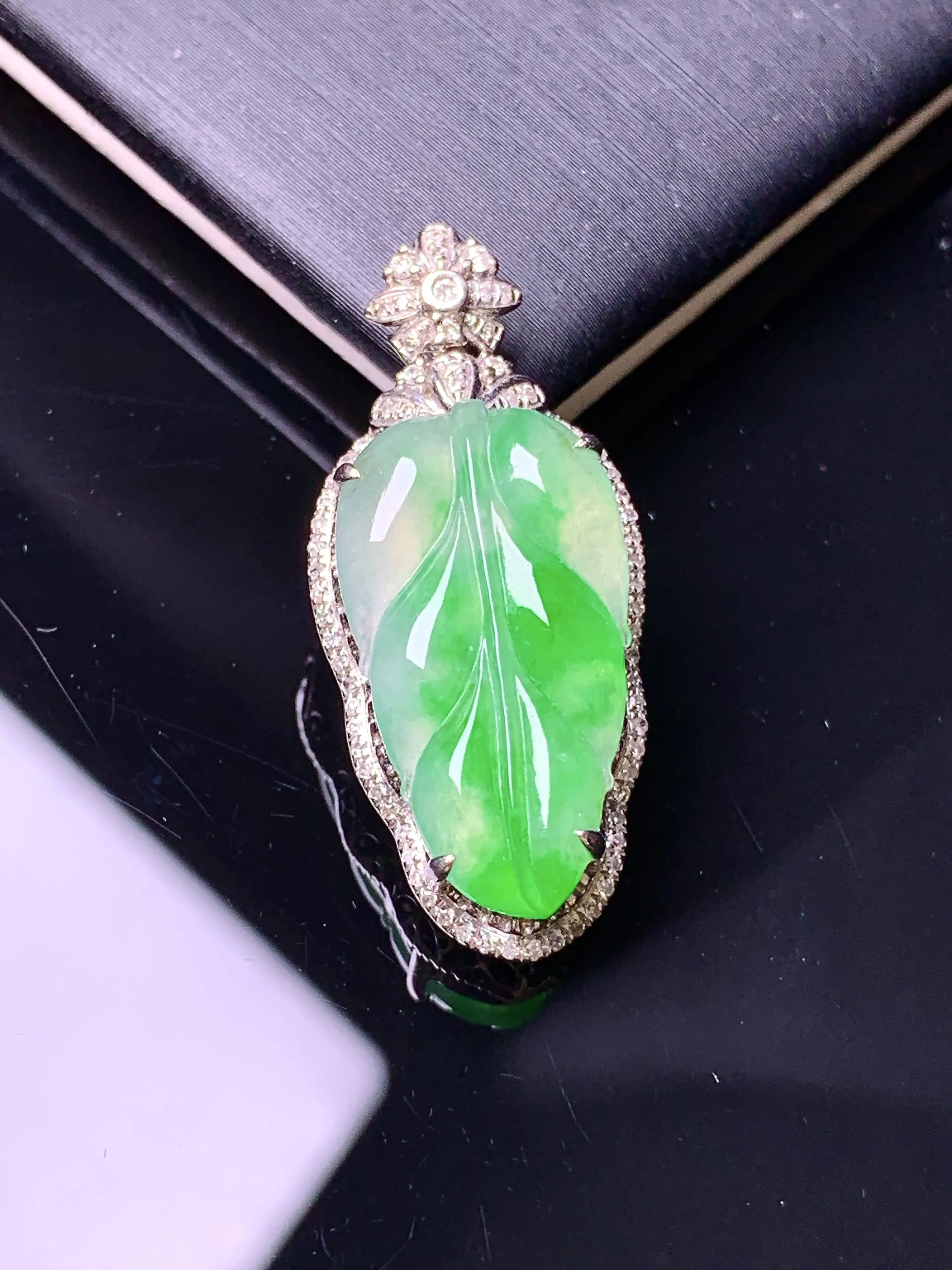 18k金钻镶嵌翠绿树叶吊坠 玉质细腻 色泽清新艳丽 整体尺寸31.5*13.8*7