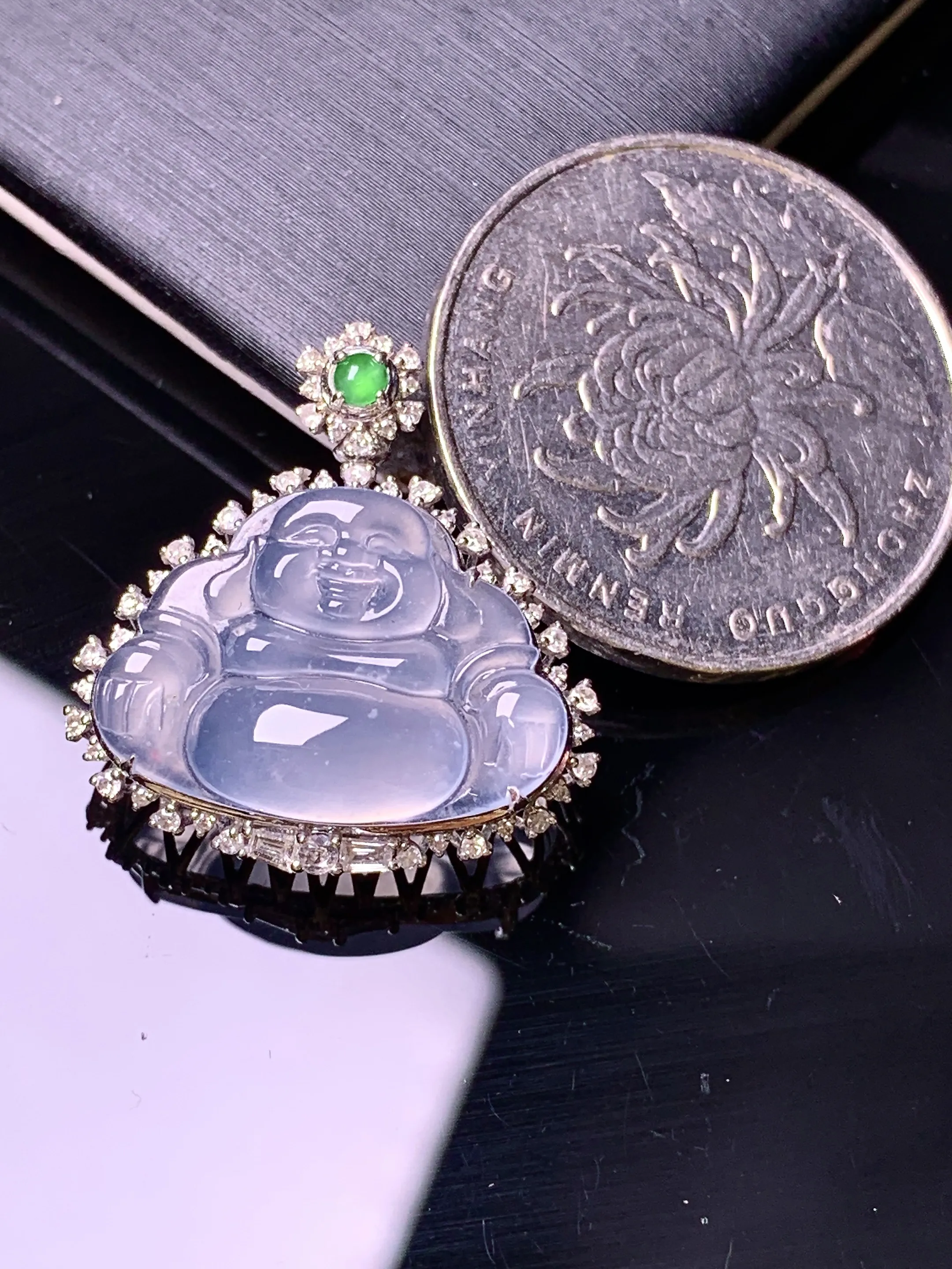 18k金钻镶嵌冰种佛公吊坠 玉质细腻 色泽艳丽清新 整体尺寸23*21.8*8.8