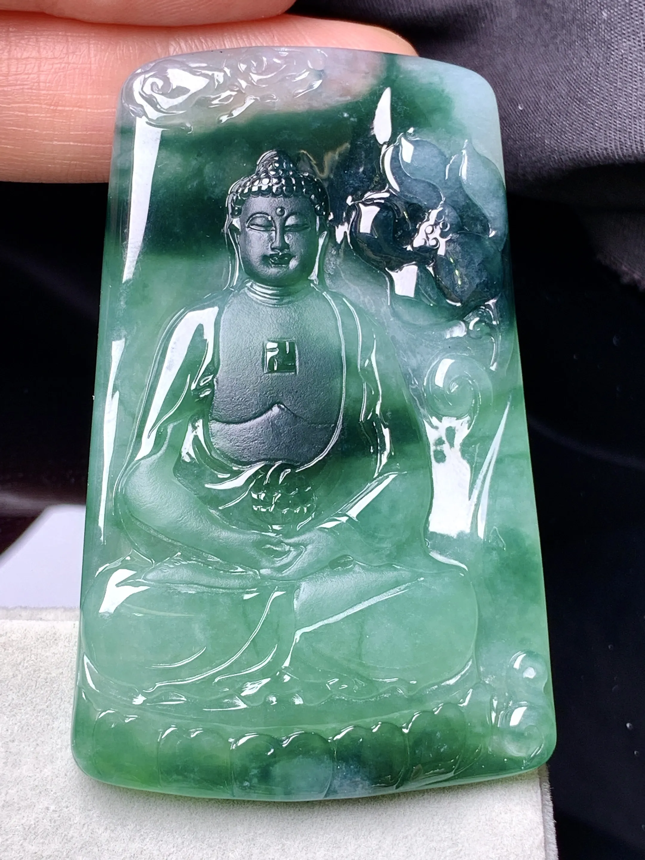 飘绿大日如来佛祖吊坠 玉质细腻 色泽艳丽清新 整体尺寸59.8*38.5*5