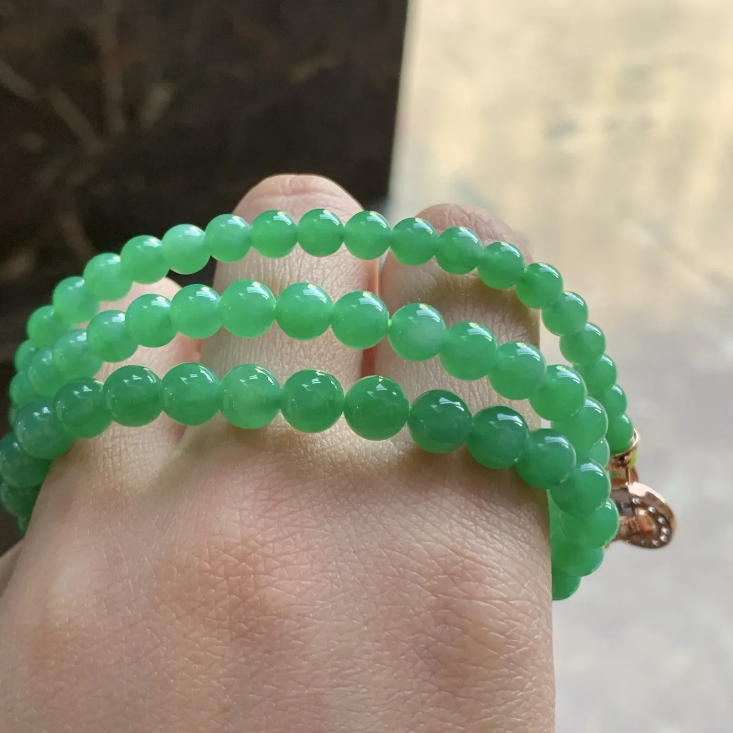 冰绿珠链^_^颜色均匀鲜艳 玉质温润 种色好