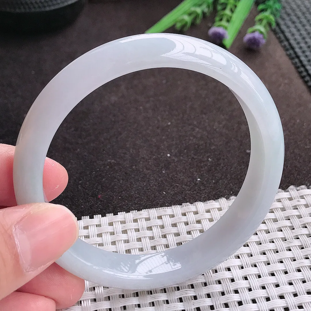 实拍A货翡翠60/12.4/7.6老坑秀气冰润白净手镯宽边翡翠玉镯女款