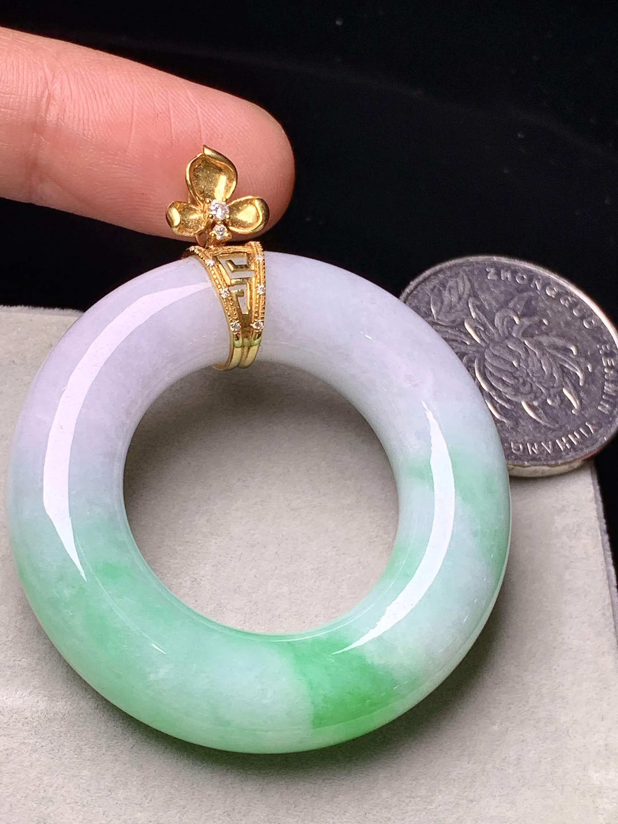 18k金钻镶嵌飘绿平安环吊坠 玉质细腻 色泽艳丽清新 整体尺寸53.7*44*9.8