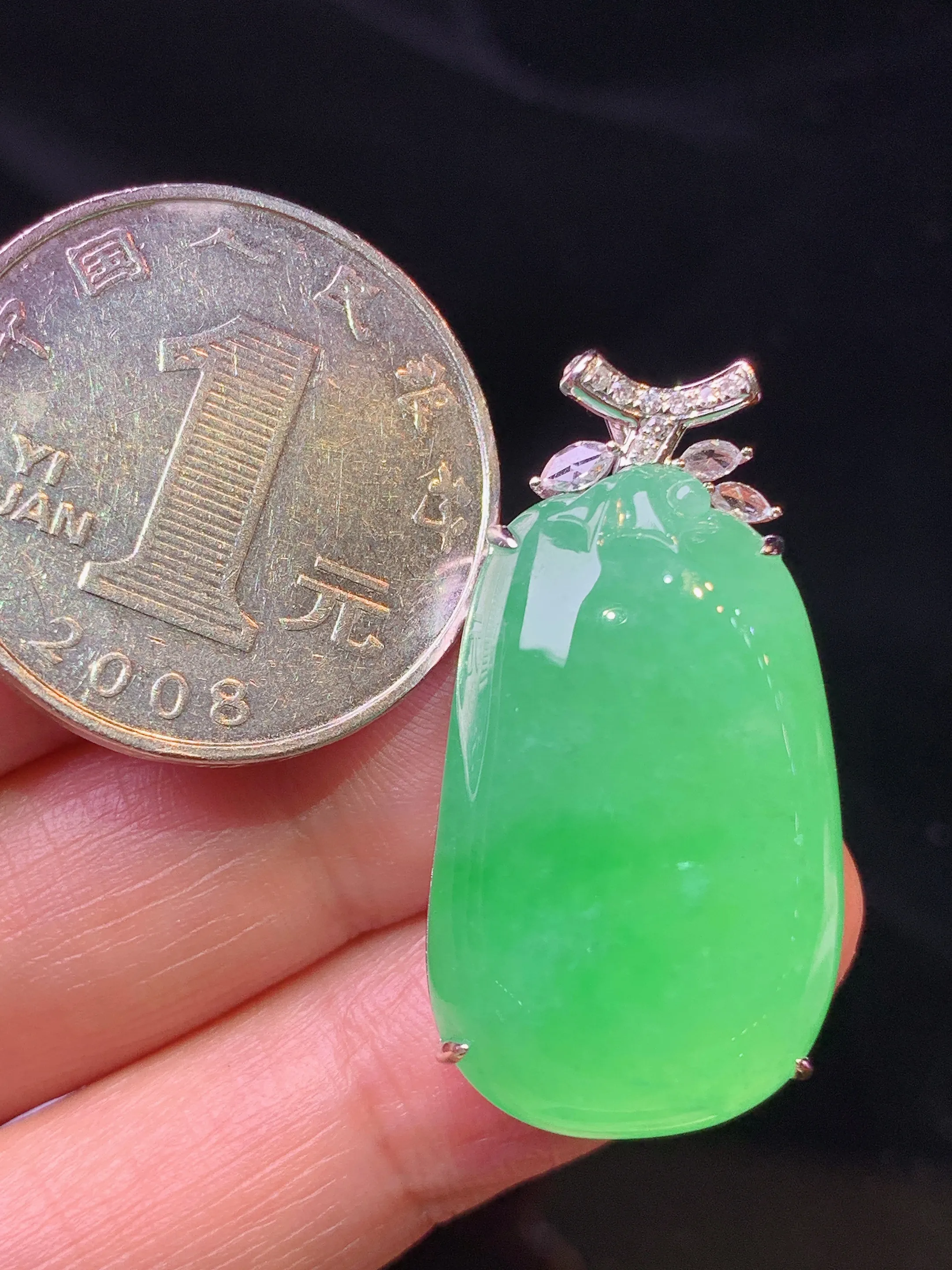 18k金钻镶嵌翠绿福瓜吊坠 玉质细腻 色泽艳丽清新 整体尺寸32.2*17*9.5