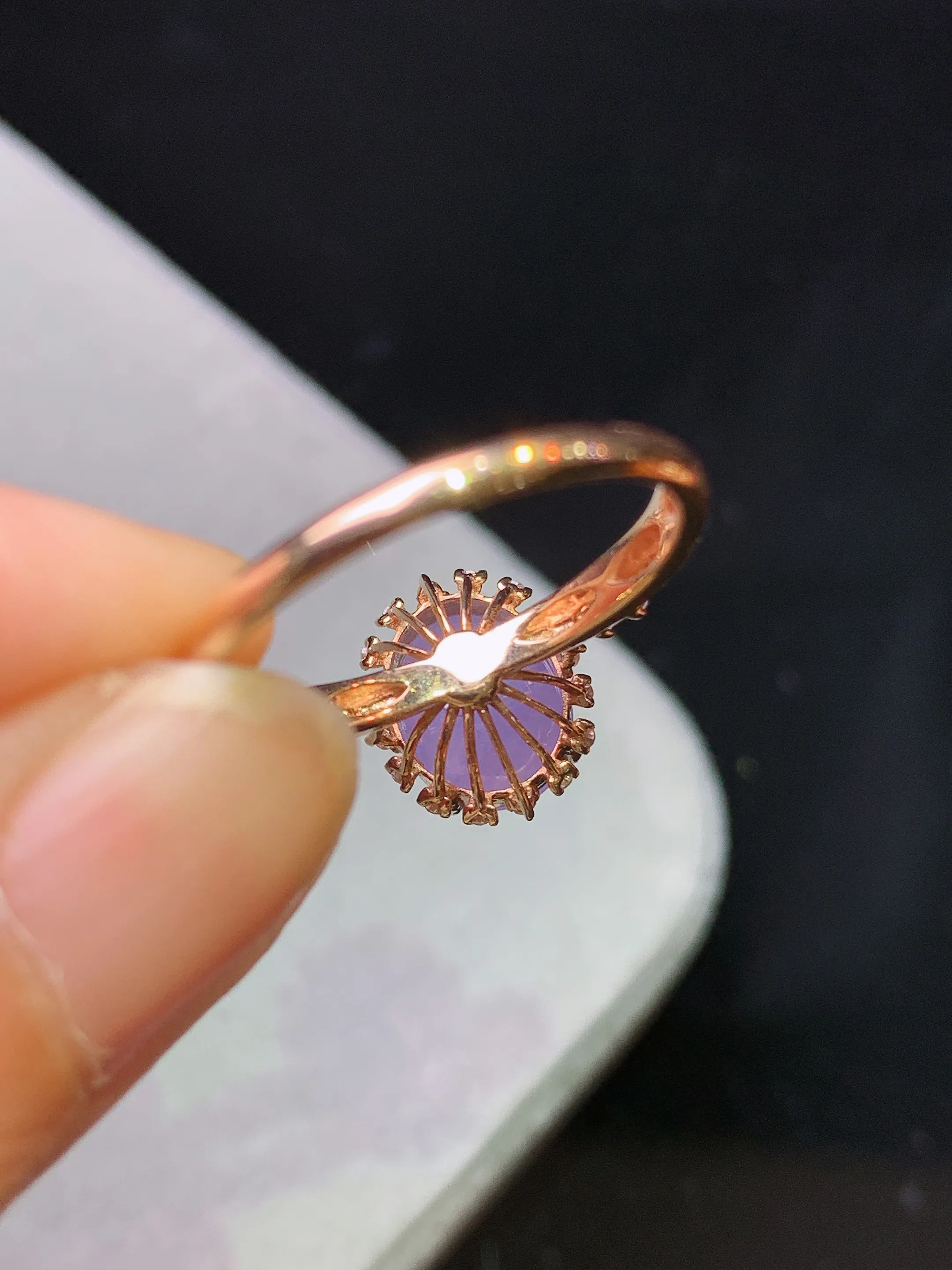 18k金钻镶嵌紫罗兰蛋面戒指 玉质细腻 色泽清新艳丽 圈口13 整体尺寸10.8*9.3*8.8