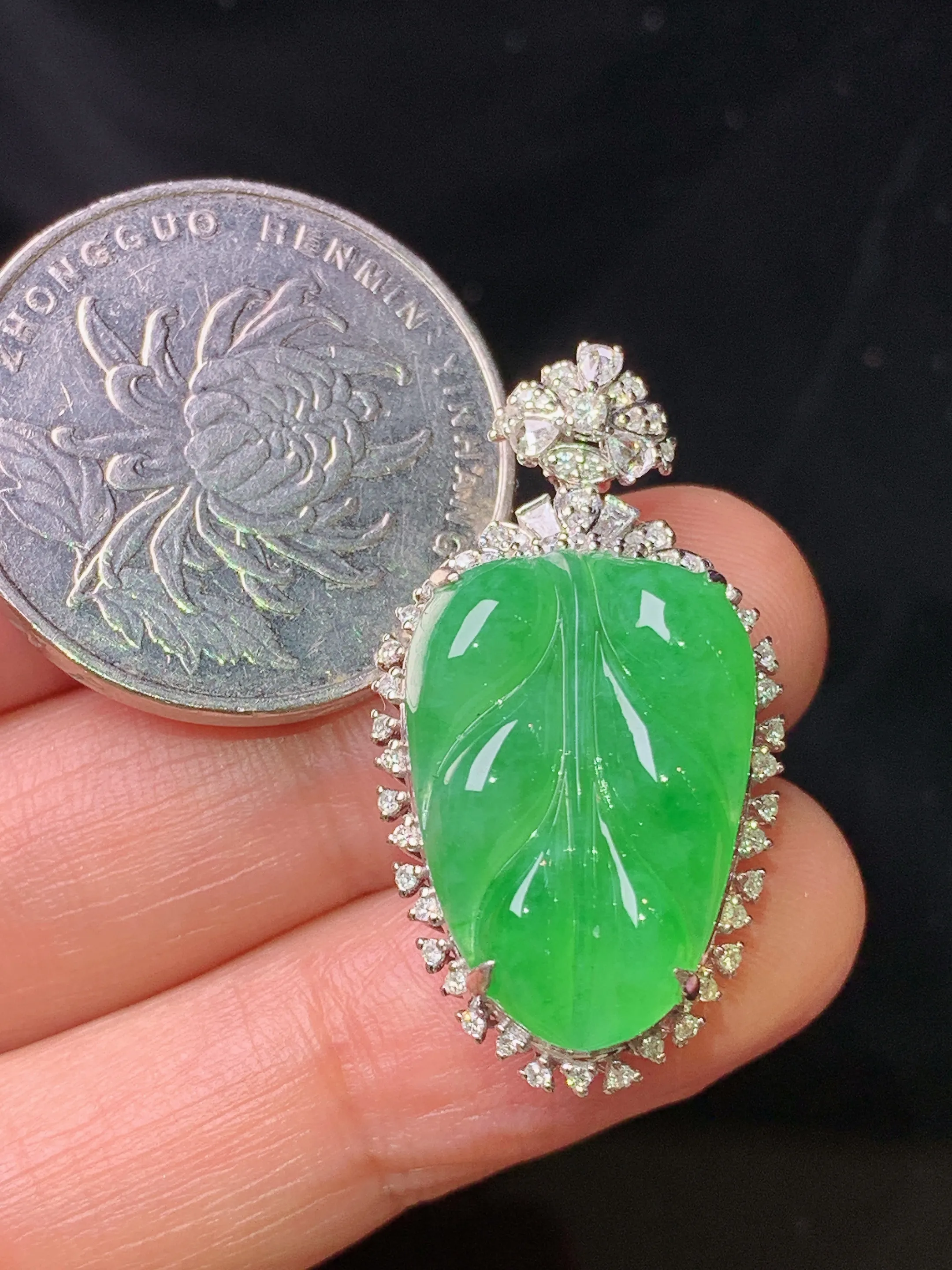 18k金钻镶嵌翠绿树叶吊坠 玉质细腻 色泽清新艳丽 整体尺寸32*17.2*9.3