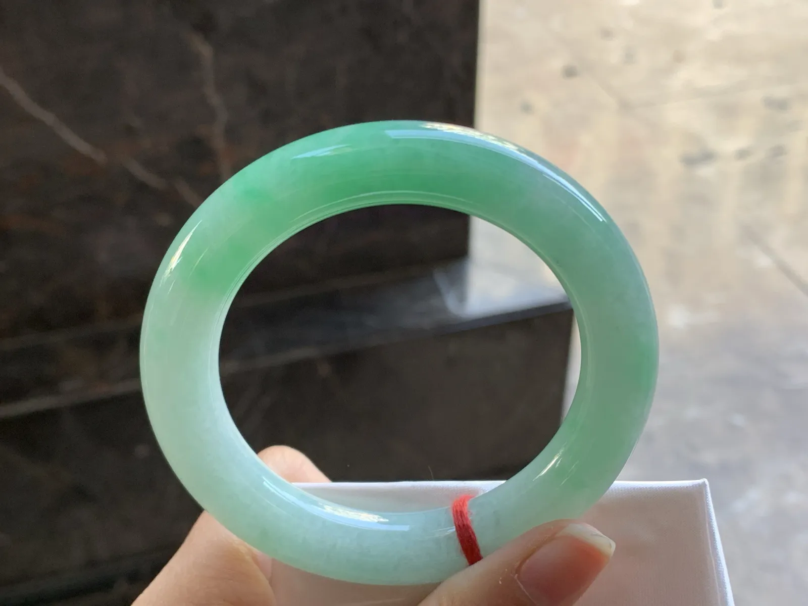 56.5-11.2

阳绿色圆条手镯^_^色阳 细腻