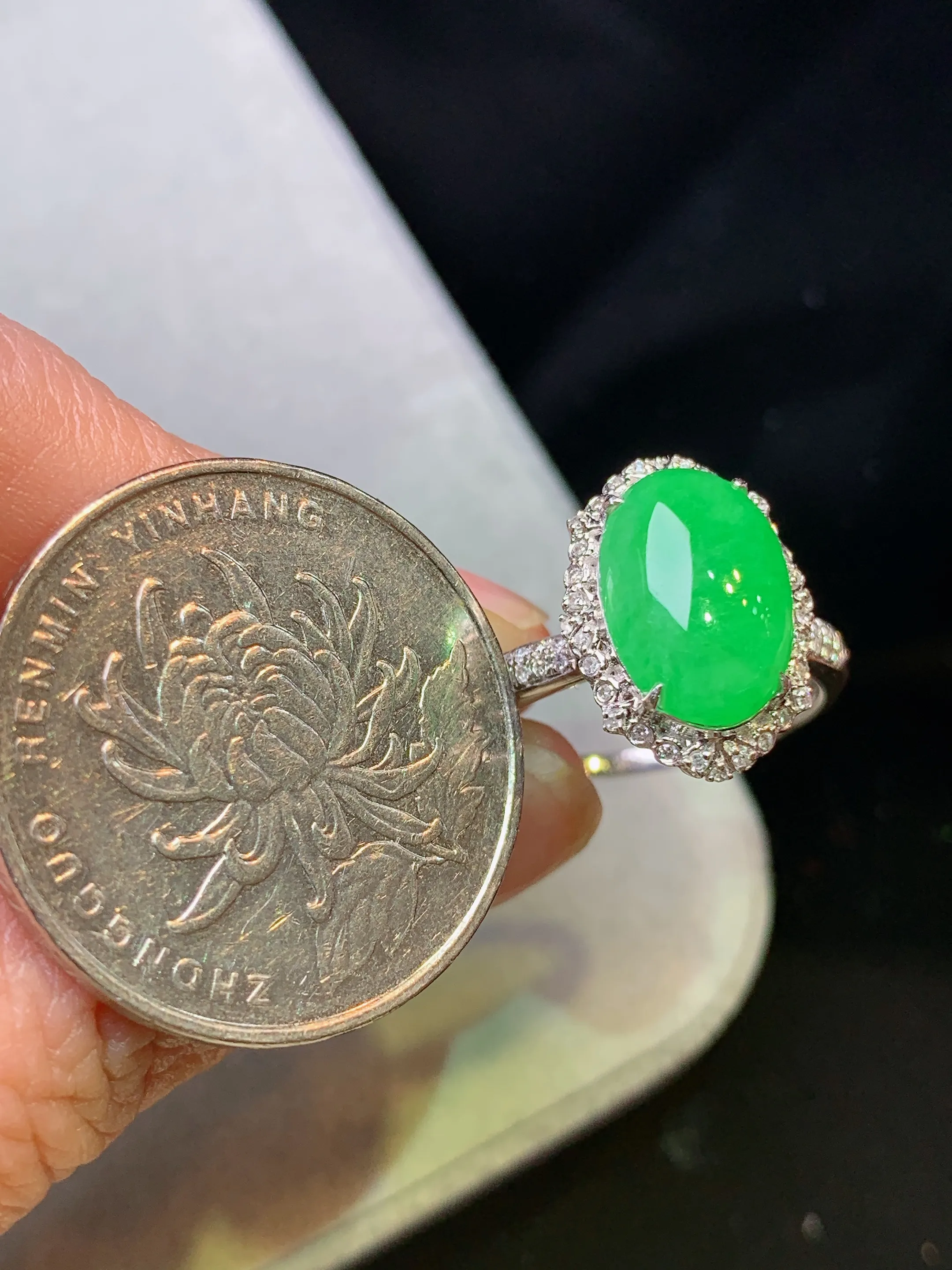 18k金钻镶嵌翠绿蛋面戒指 玉质细腻 色泽清新艳丽 圈口14 整体尺寸15.6*11.5*8.5