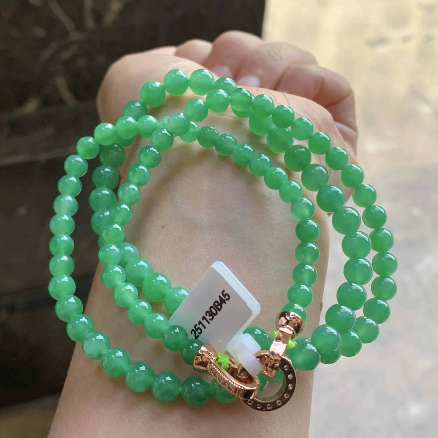 冰绿珠链^_^颜色均匀鲜艳 玉质温润 种色好