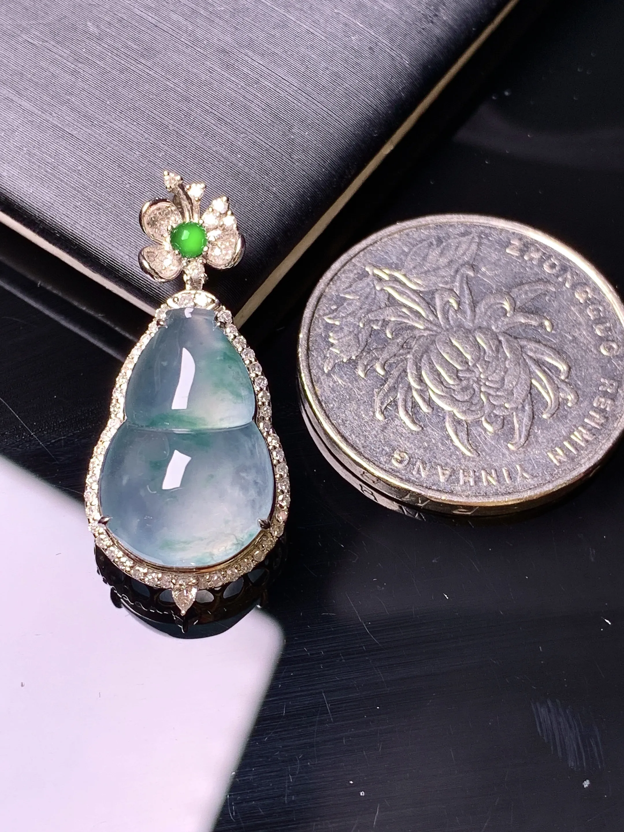 18k金钻镶嵌冰种葫芦吊坠 玉质细腻 色泽艳丽清新 整体尺寸30*13.8*9.5