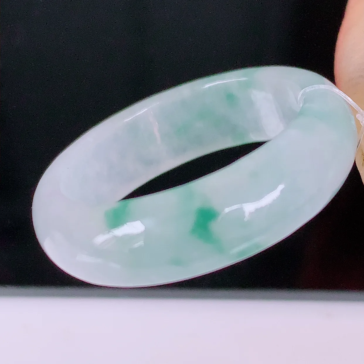 自然光实拍，冰种飘花翡翠指环，18.2mm内径翡翠指环，玉戒指，玉质莹润，好精美好冰润的指环，17圈口，上手纤巧！#49.19
