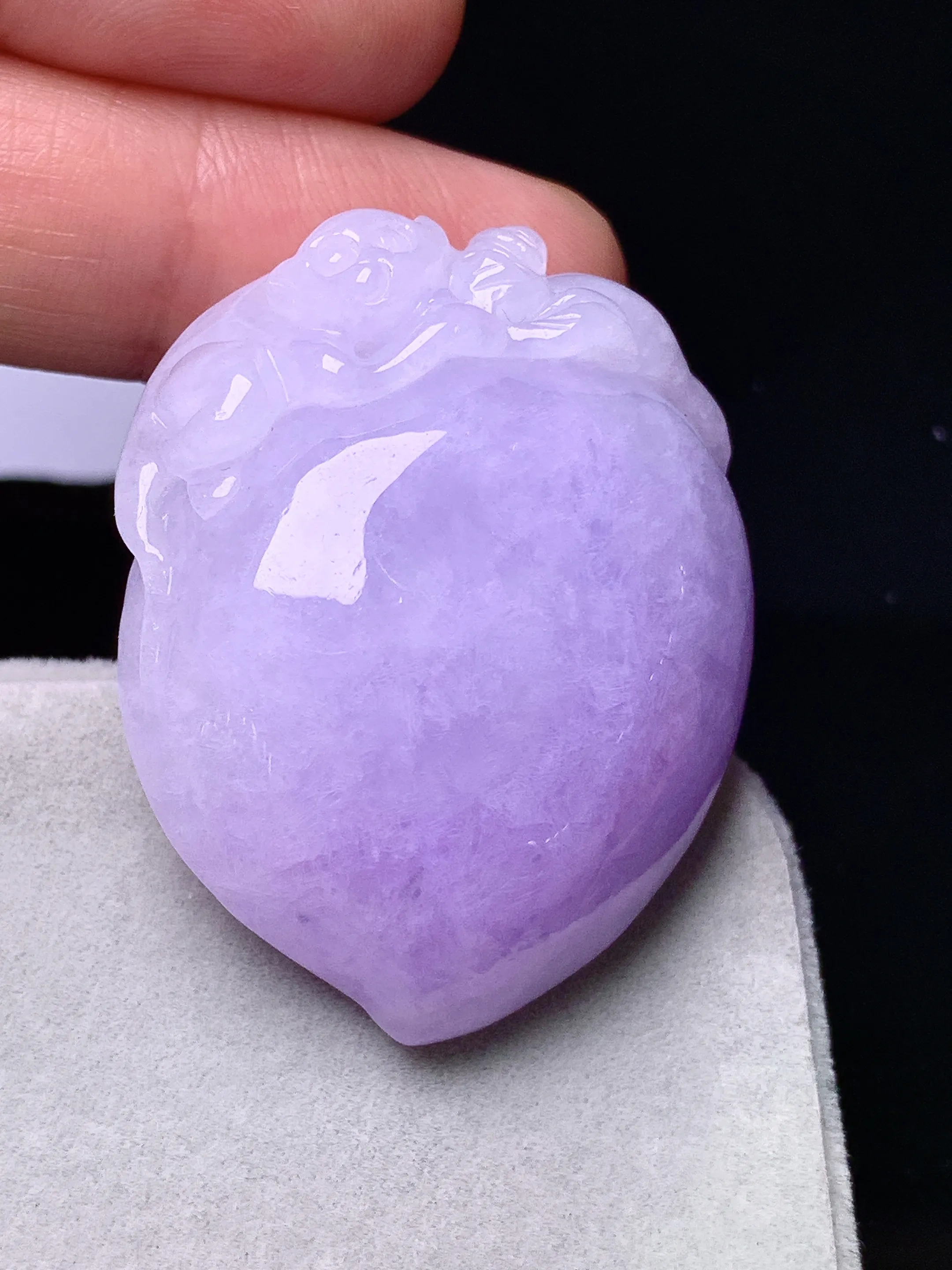 紫罗兰寿桃吊坠 玉质细腻 色泽艳丽清新 整体尺寸37.5*30*12.5