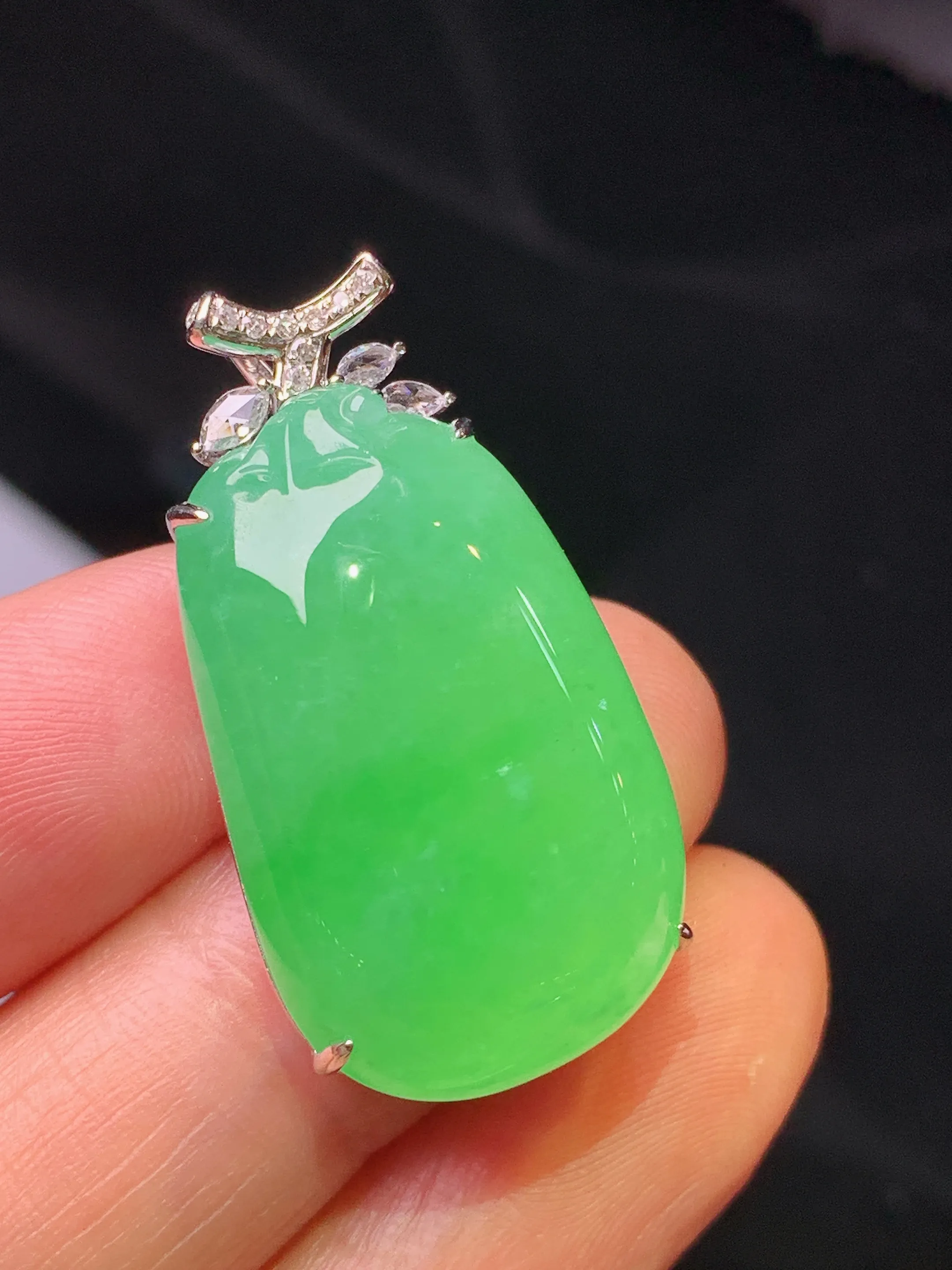 18k金钻镶嵌翠绿福瓜吊坠 玉质细腻 色泽艳丽清新 整体尺寸32.2*17*9.5