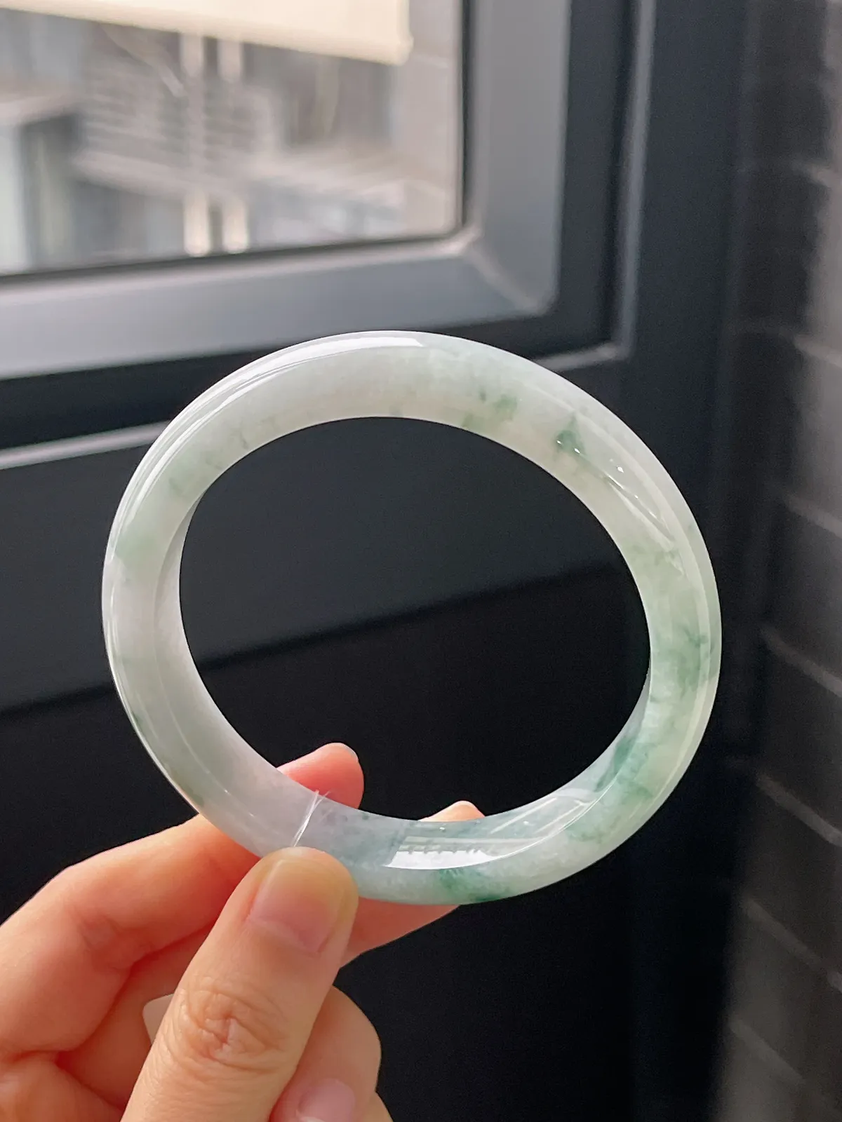 正圈60圈口，翡翠糯化种飘绿色手镯