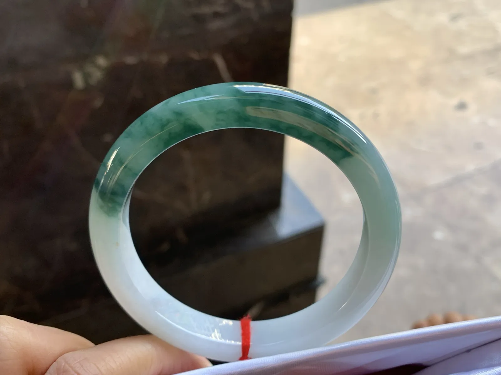 63-12-9.5

蓝花大圈手镯^_^鲜艳 玉质温润