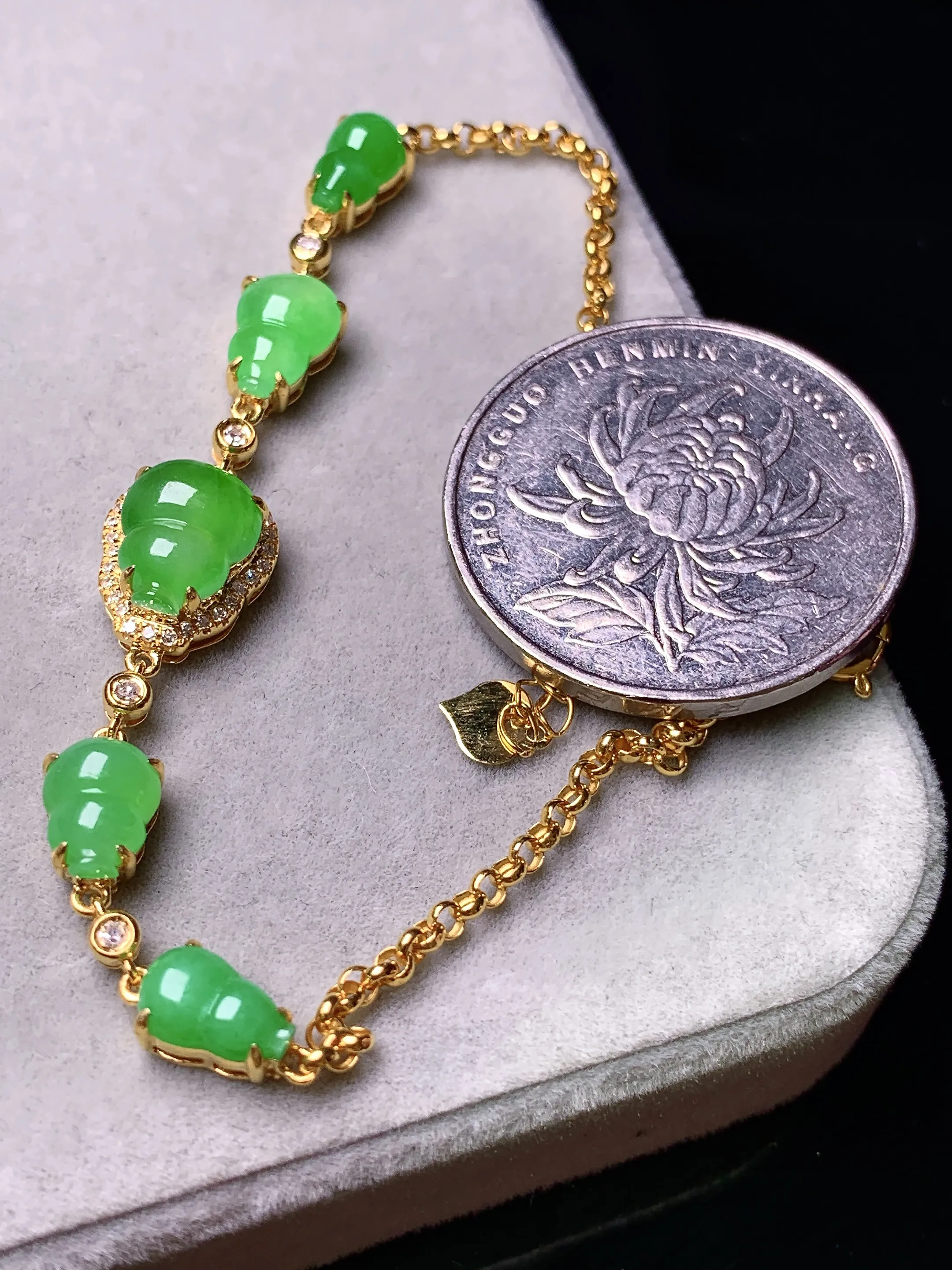 18k金钻镶嵌满绿葫芦手链 玉质细腻 色泽艳丽清新 整体尺寸64.5*8.8*6.2