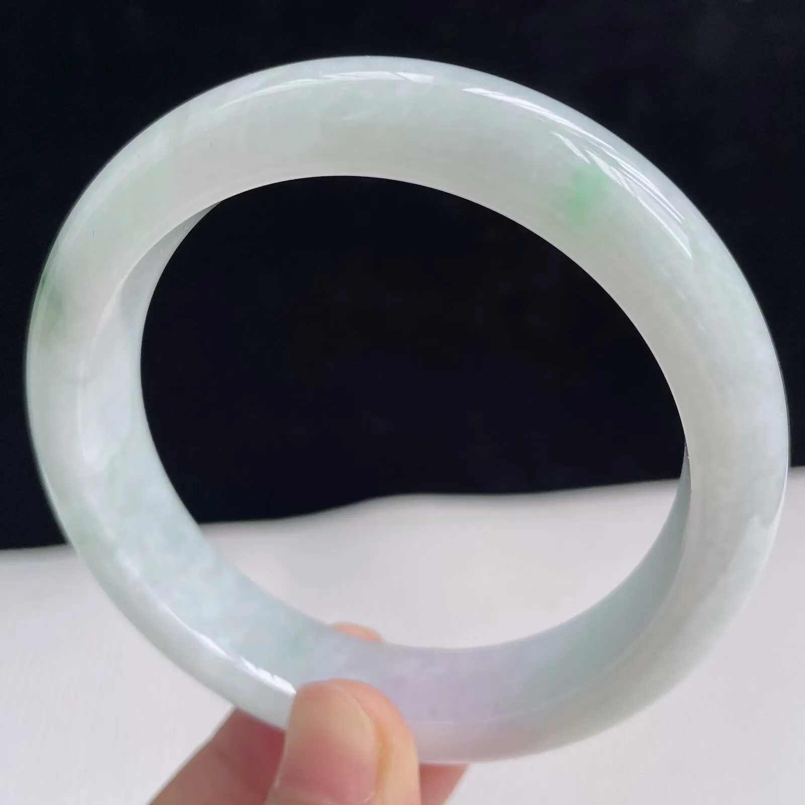 57.3mm自然光拍摄天然翡翠A货春彩好种水正圈手镯63.54克