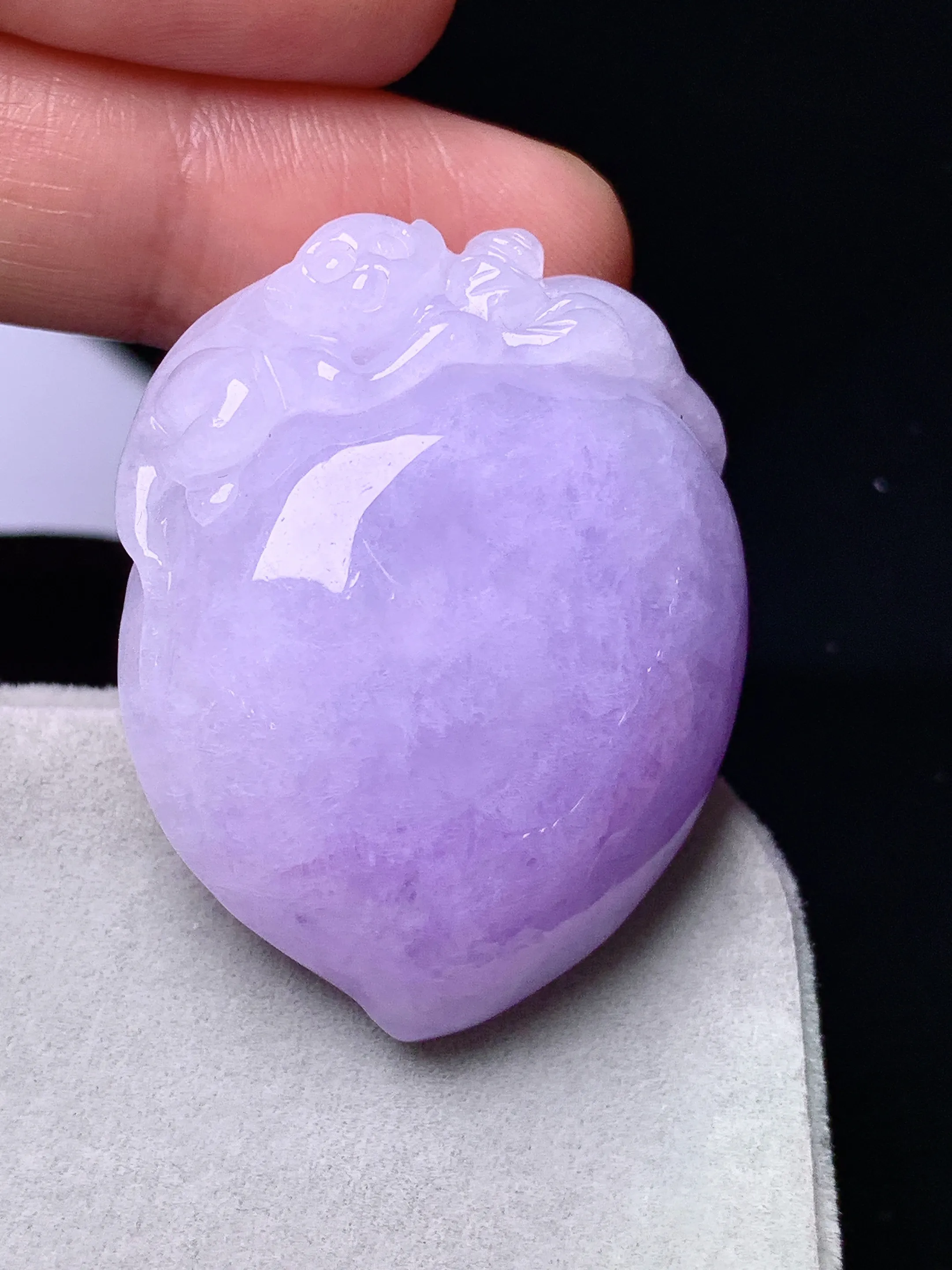 紫罗兰寿桃吊坠 玉质细腻 色泽艳丽清新 整体尺寸37.5*30*12.5