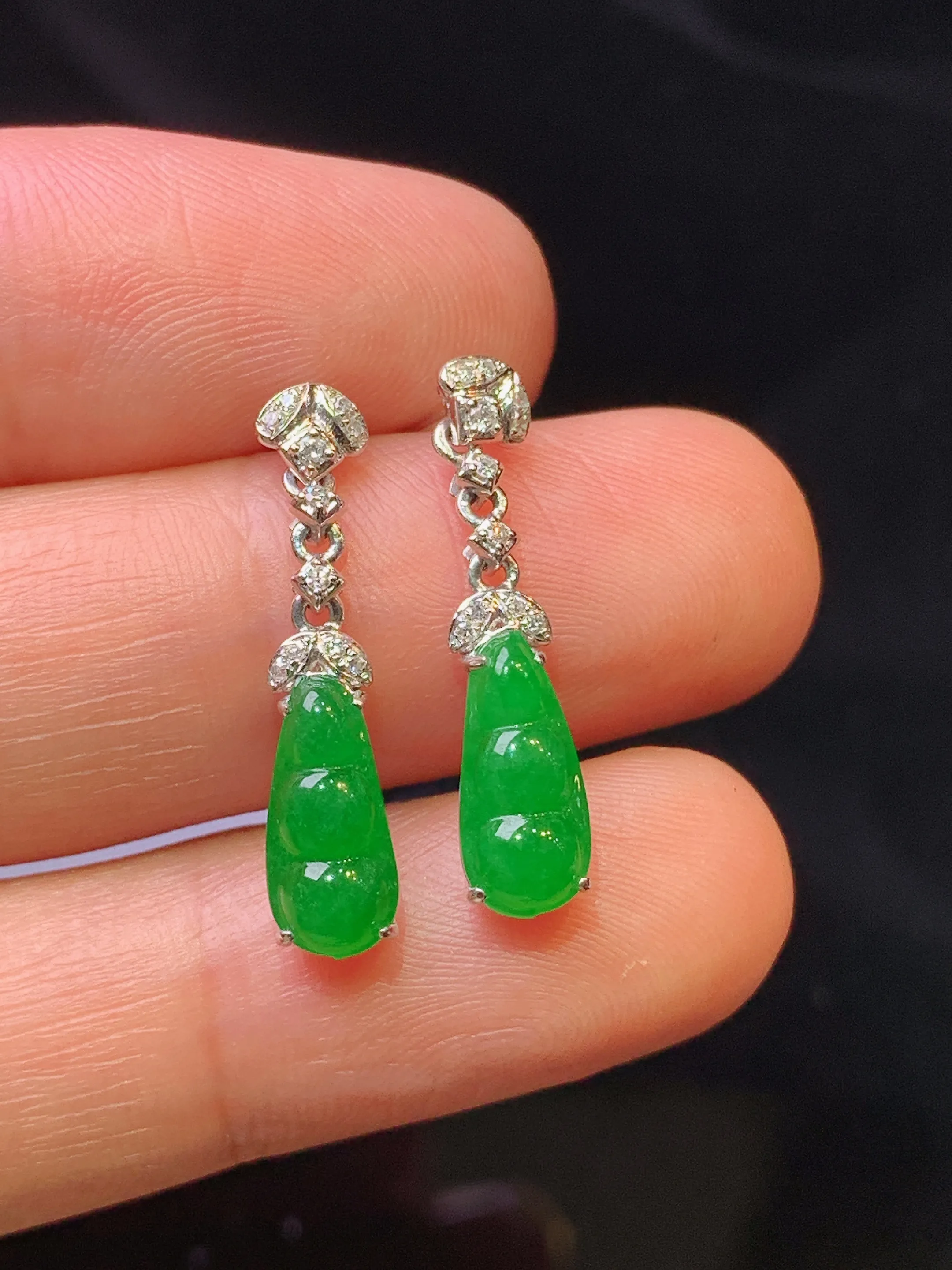 18k金钻镶嵌满绿四季豆耳坠 玉质细腻 色泽艳丽清新 整体尺寸23*5*4.3