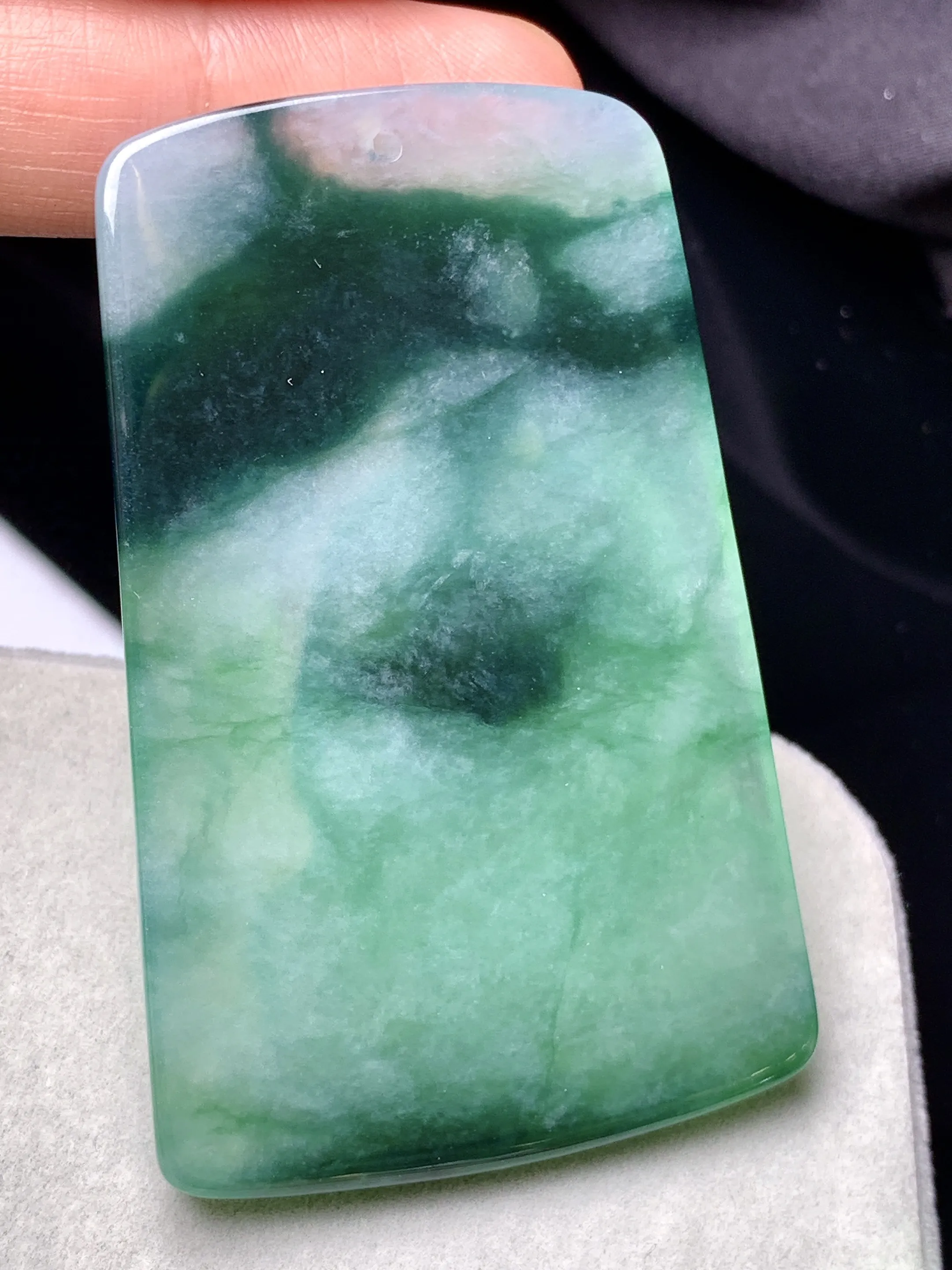 飘绿大日如来佛祖吊坠 玉质细腻 色泽艳丽清新 整体尺寸59.8*38.5*5