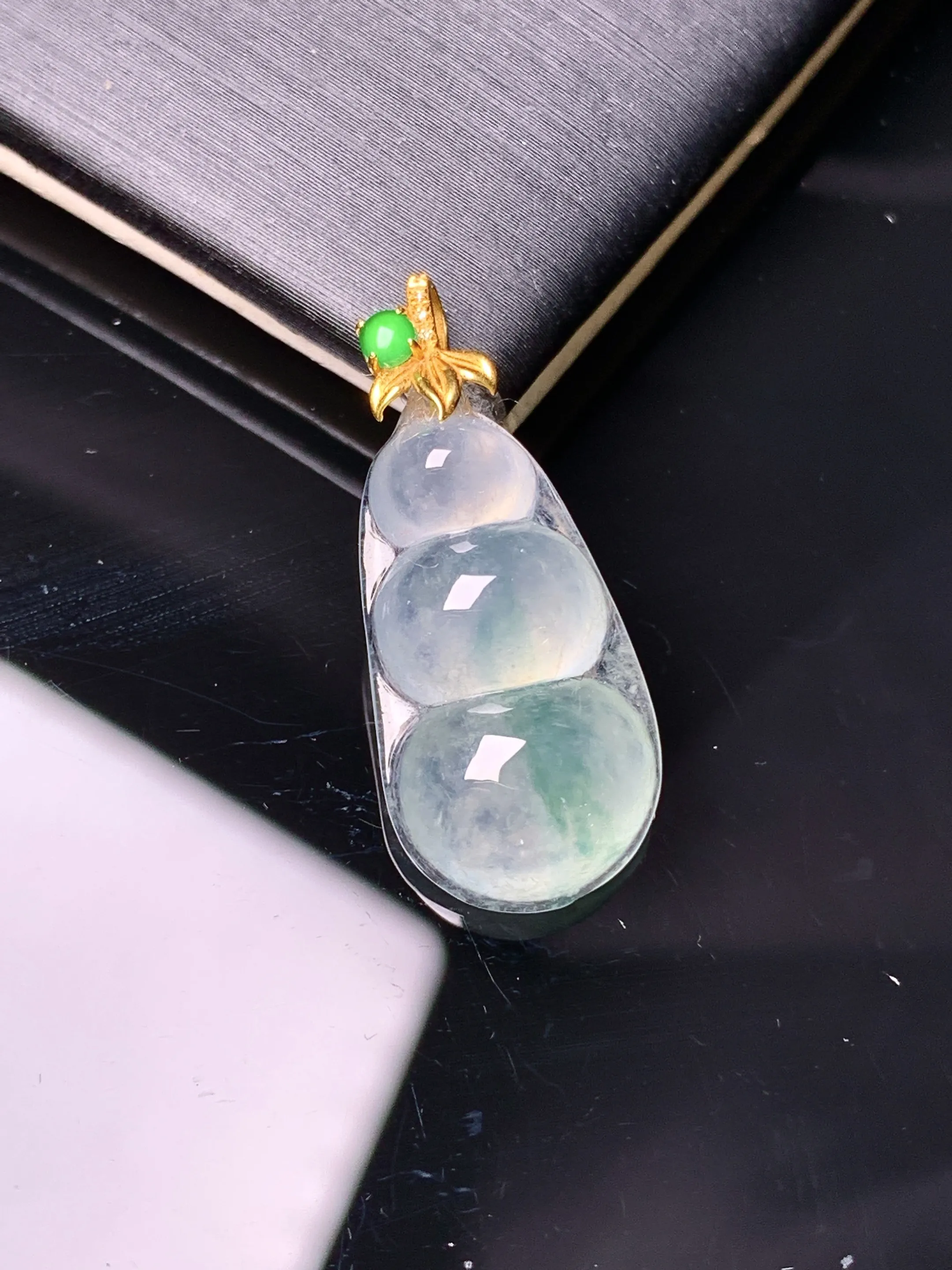 18k金镶嵌吊坠 玉质细腻 色泽艳丽清新 整体尺寸28*12*5.2