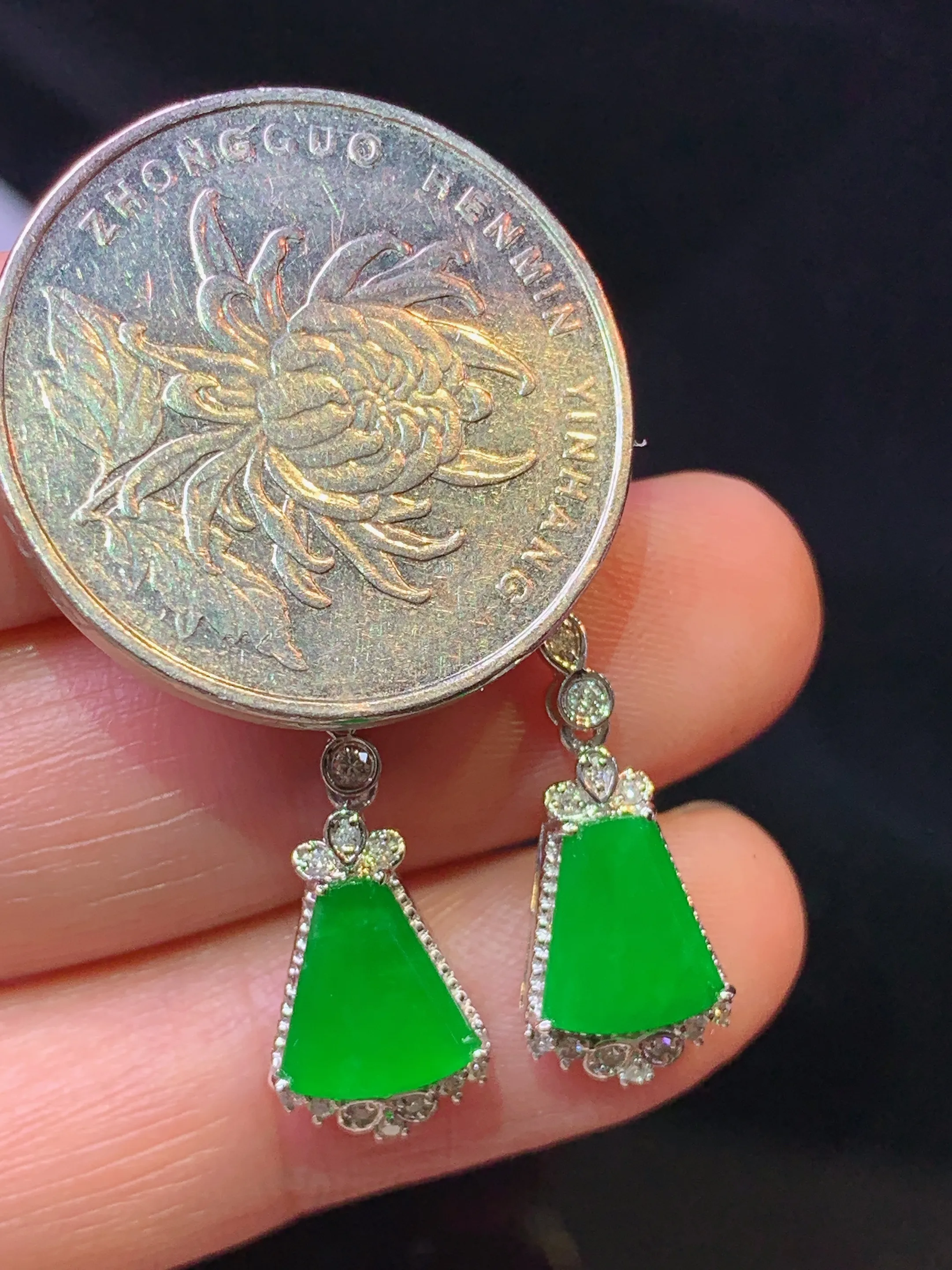 18k金钻镶满绿无事牌耳坠 玉质细腻 色泽艳丽清新 整体尺寸24.6*8.6*4.3