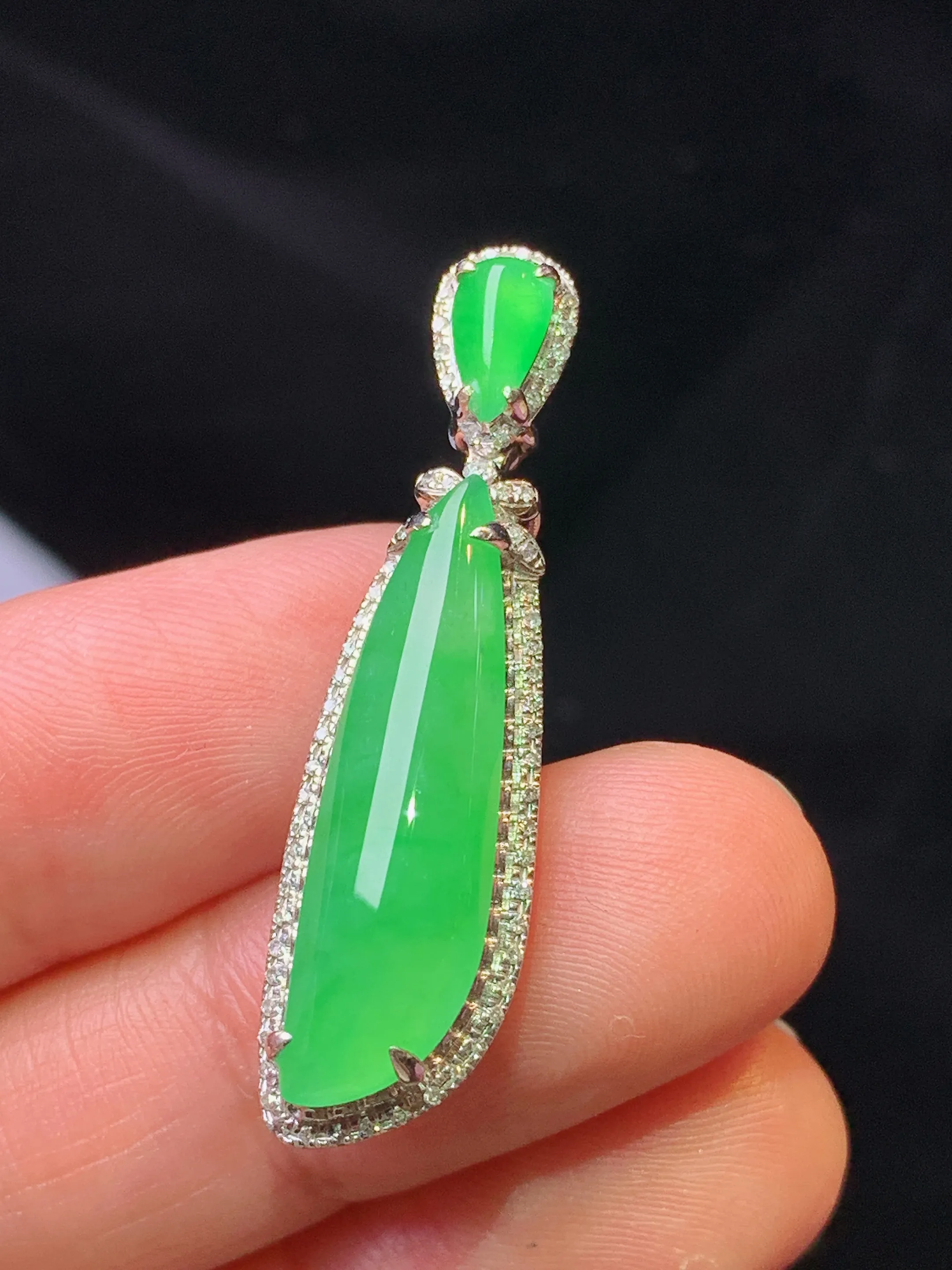 18k金钻镶嵌翠绿福瓜吊坠 玉质细腻 色泽清新艳丽 整体尺寸36.6*9.8*7.5