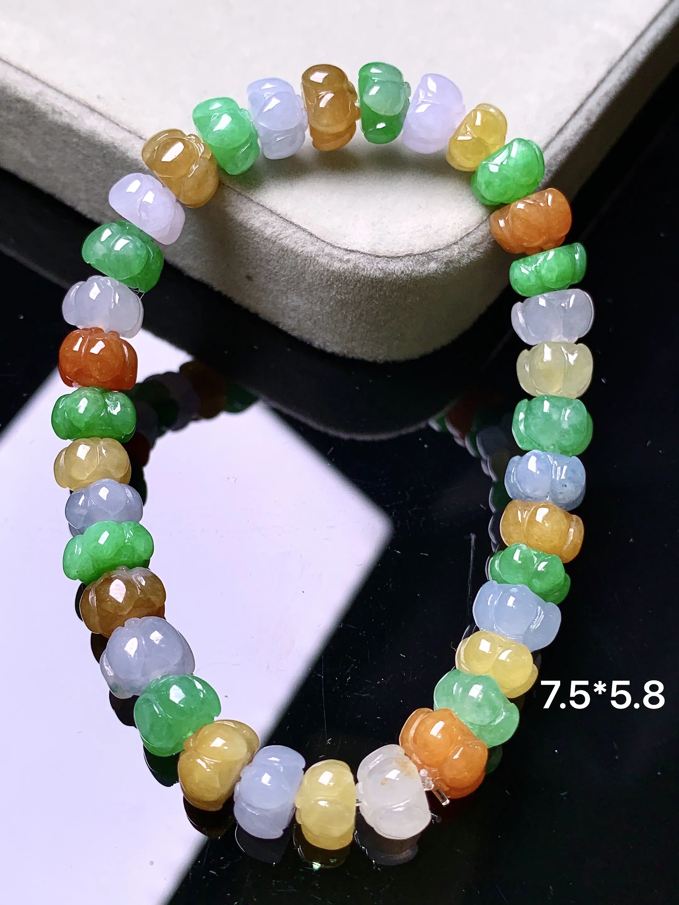 多彩花蕾手链 玉质细腻 色泽艳丽清新 整体尺寸7.5*5.8