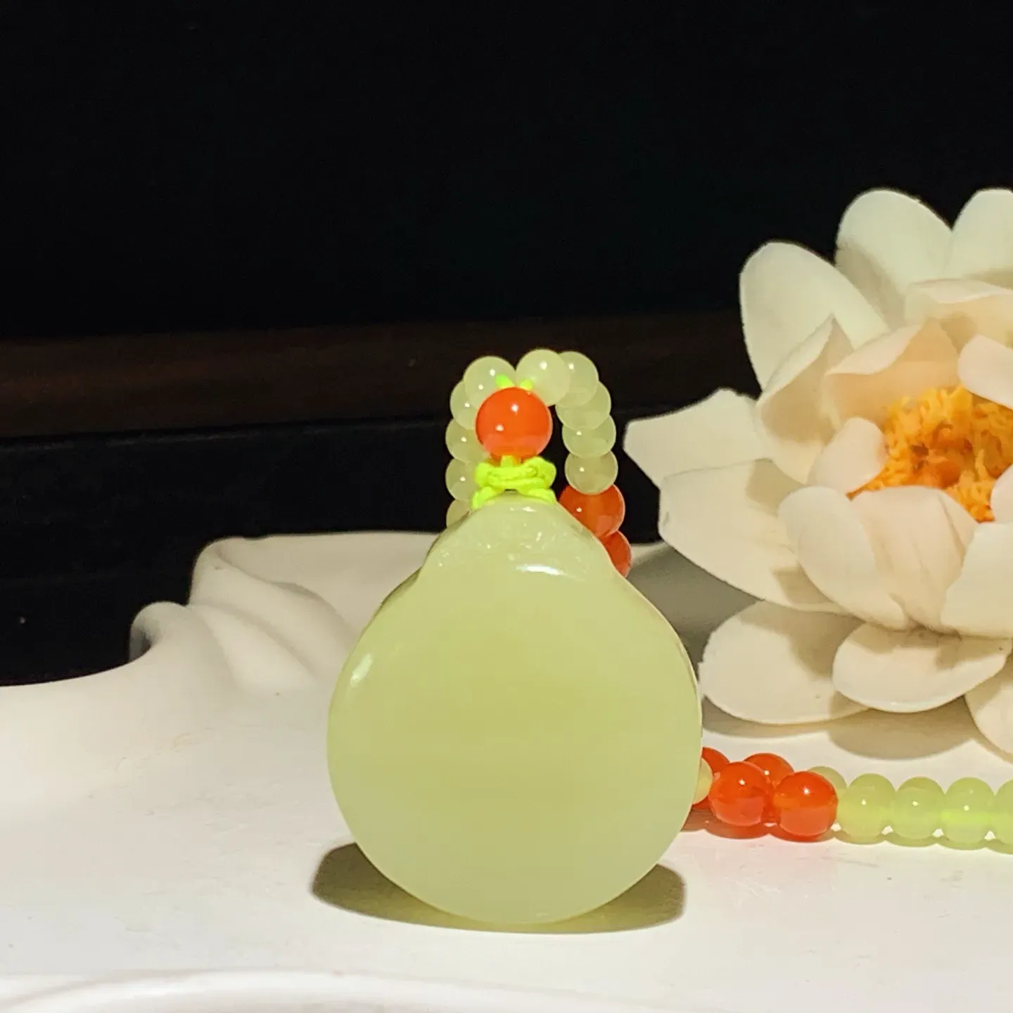 新疆和田玉若羌黄口料平安无事圆牌挂件。 尺寸30/26/11mm重34克。玉质细腻油润。手推出油。品相大气 lt260119