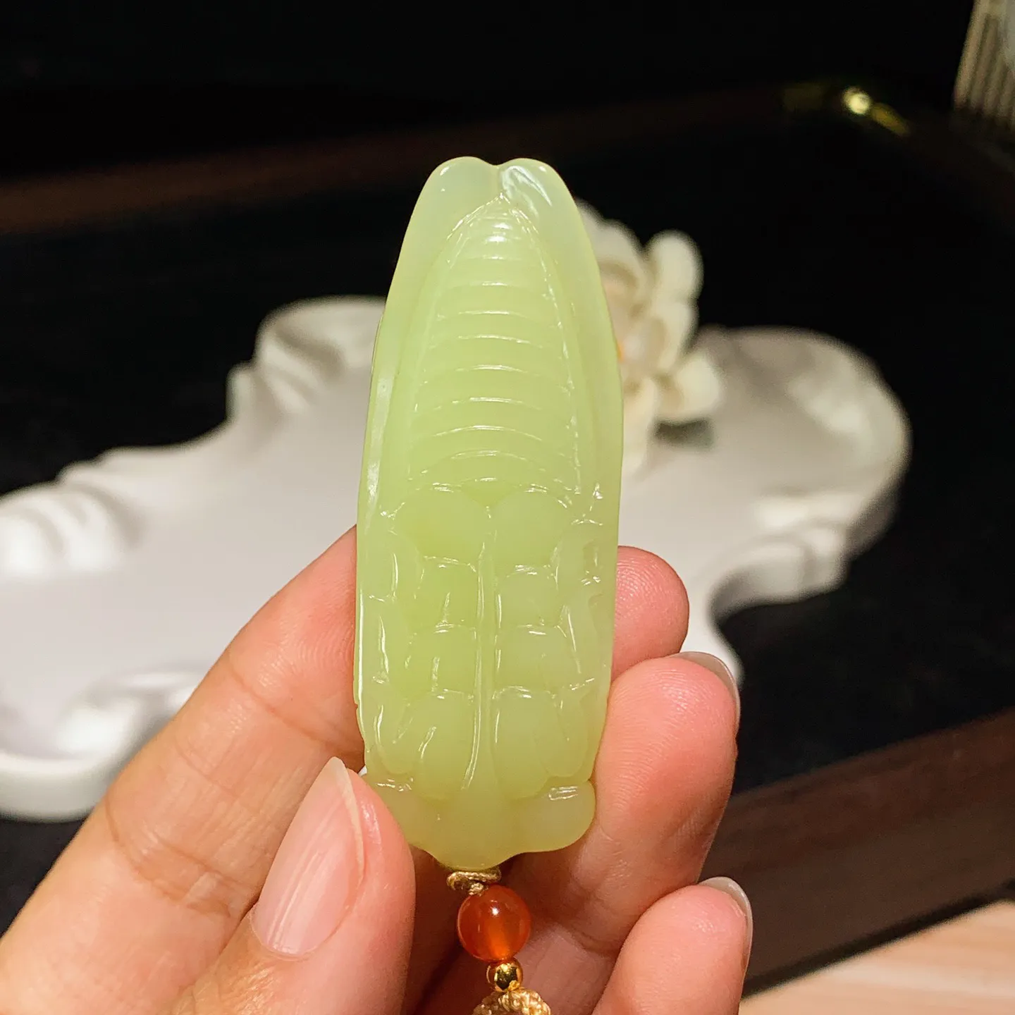 新疆和田玉若羌黄口料一鸣惊人挂件。 尺寸58/21/11mm重26.5克。玉质细腻油润。手推出油。品相大气 lt260119