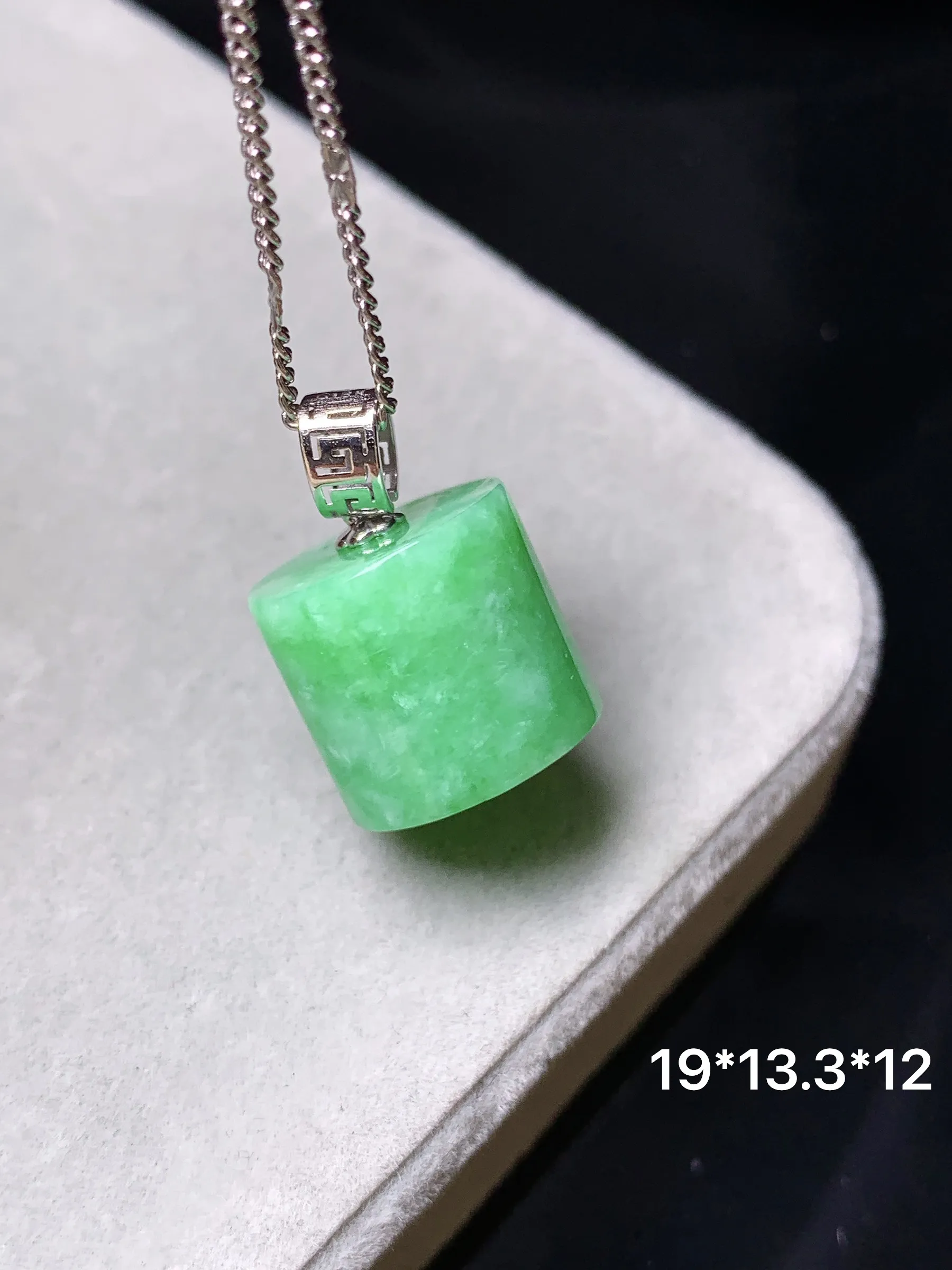 18k金镶嵌翠绿路路通吊坠 玉质细腻 色泽清新艳丽 整体尺寸19*13.3*12