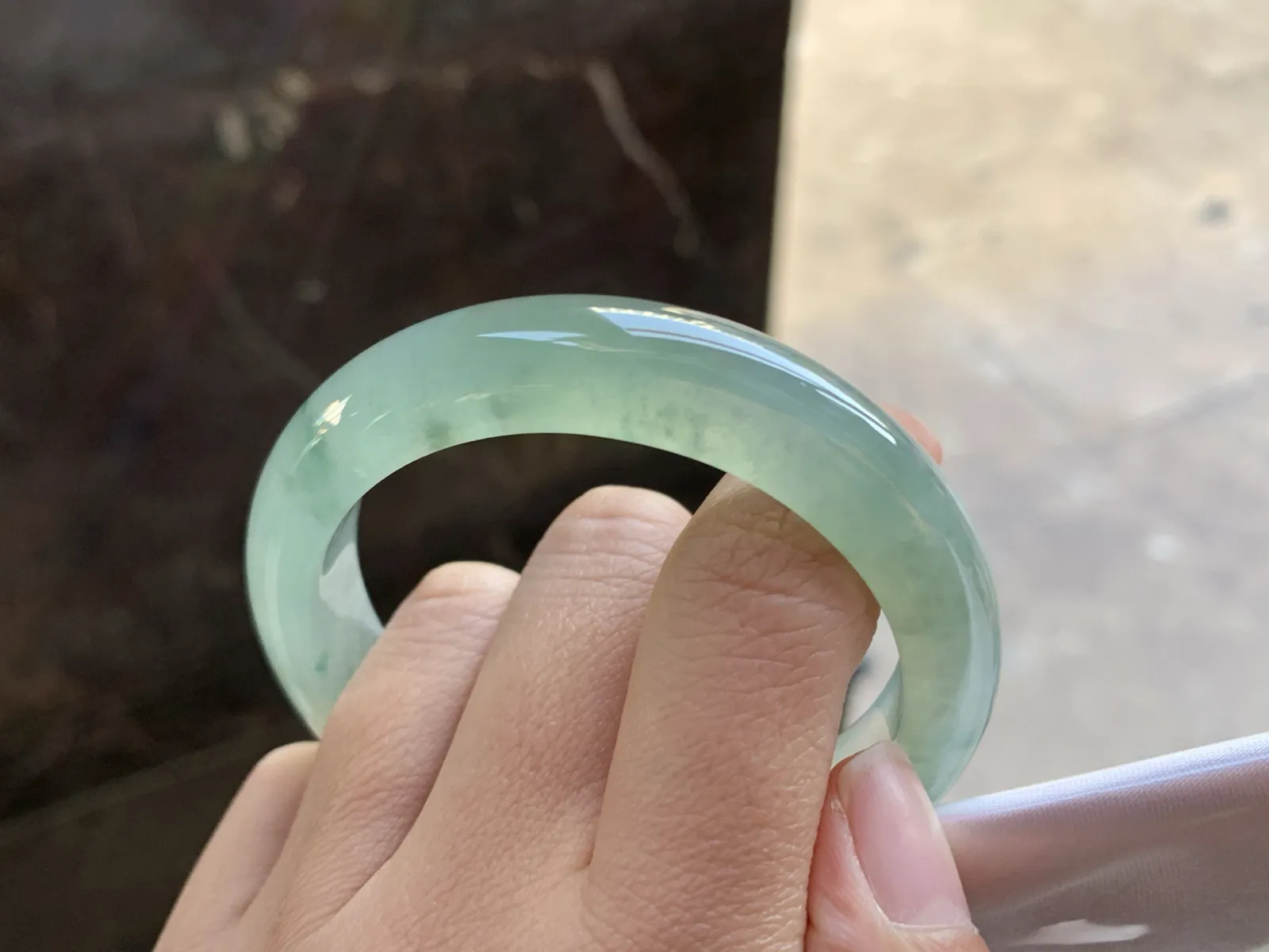 51.5-12.2-8.5

冰种晴水飘花手镯^_^清透 颜色好看