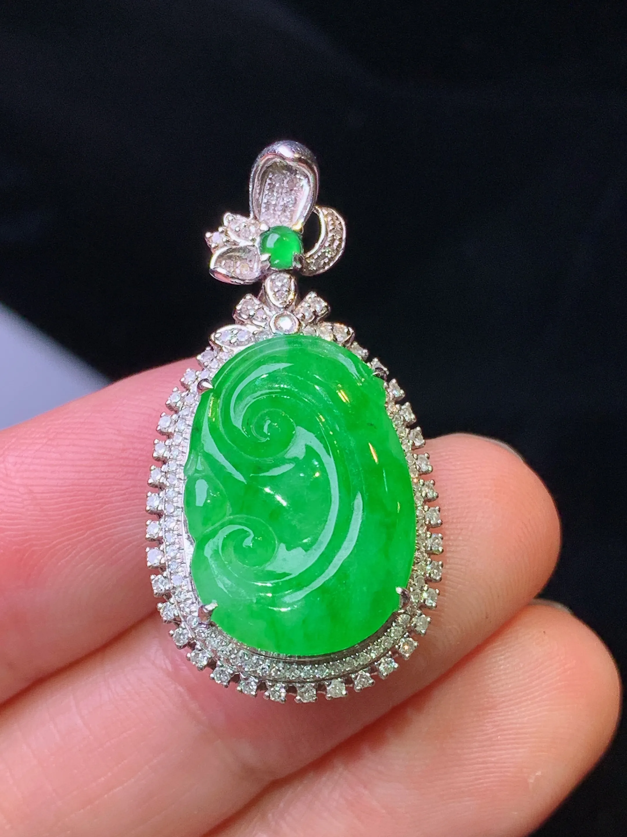 18k金钻镶嵌翠绿如意吊坠 玉质细腻 色泽艳丽清新 整体尺寸32*17*9.5