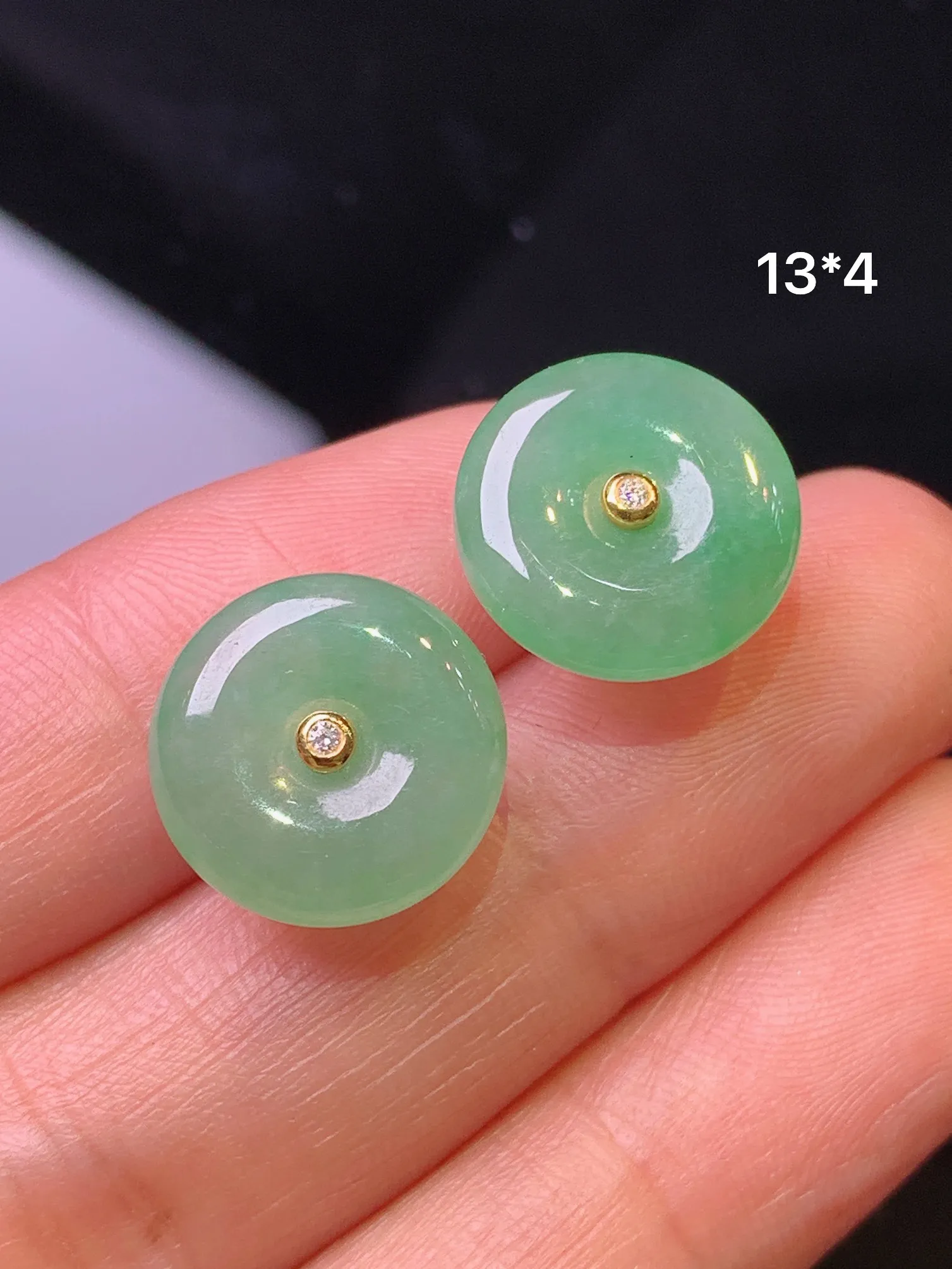 18k金镶嵌浅绿平安扣耳钉 玉质细腻 色泽艳丽清新 整体尺寸13*4