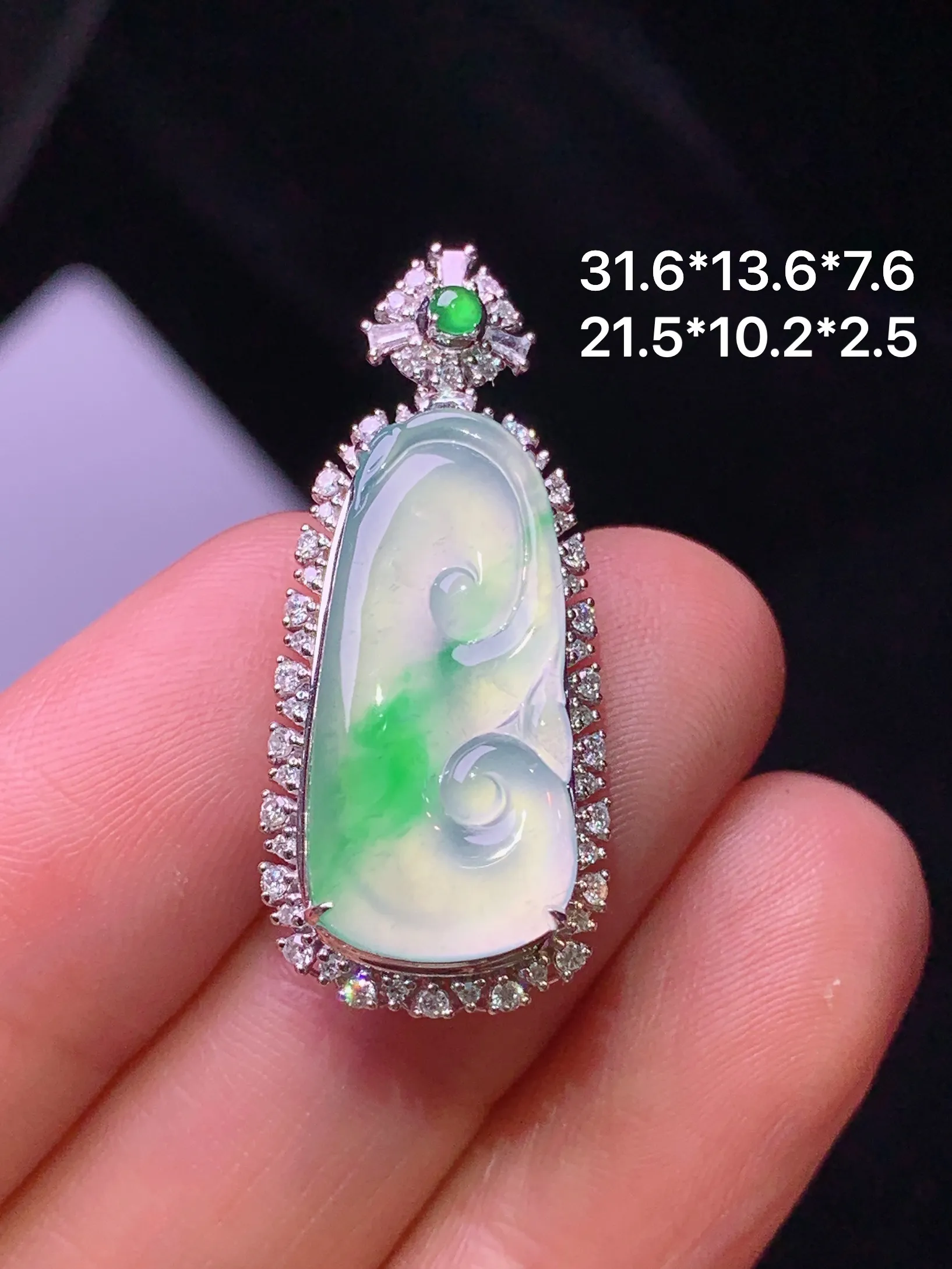 18k金钻镶嵌飘绿如意吊坠 玉质细腻 色泽艳丽清新 整体尺寸31.6*13.6*7.6