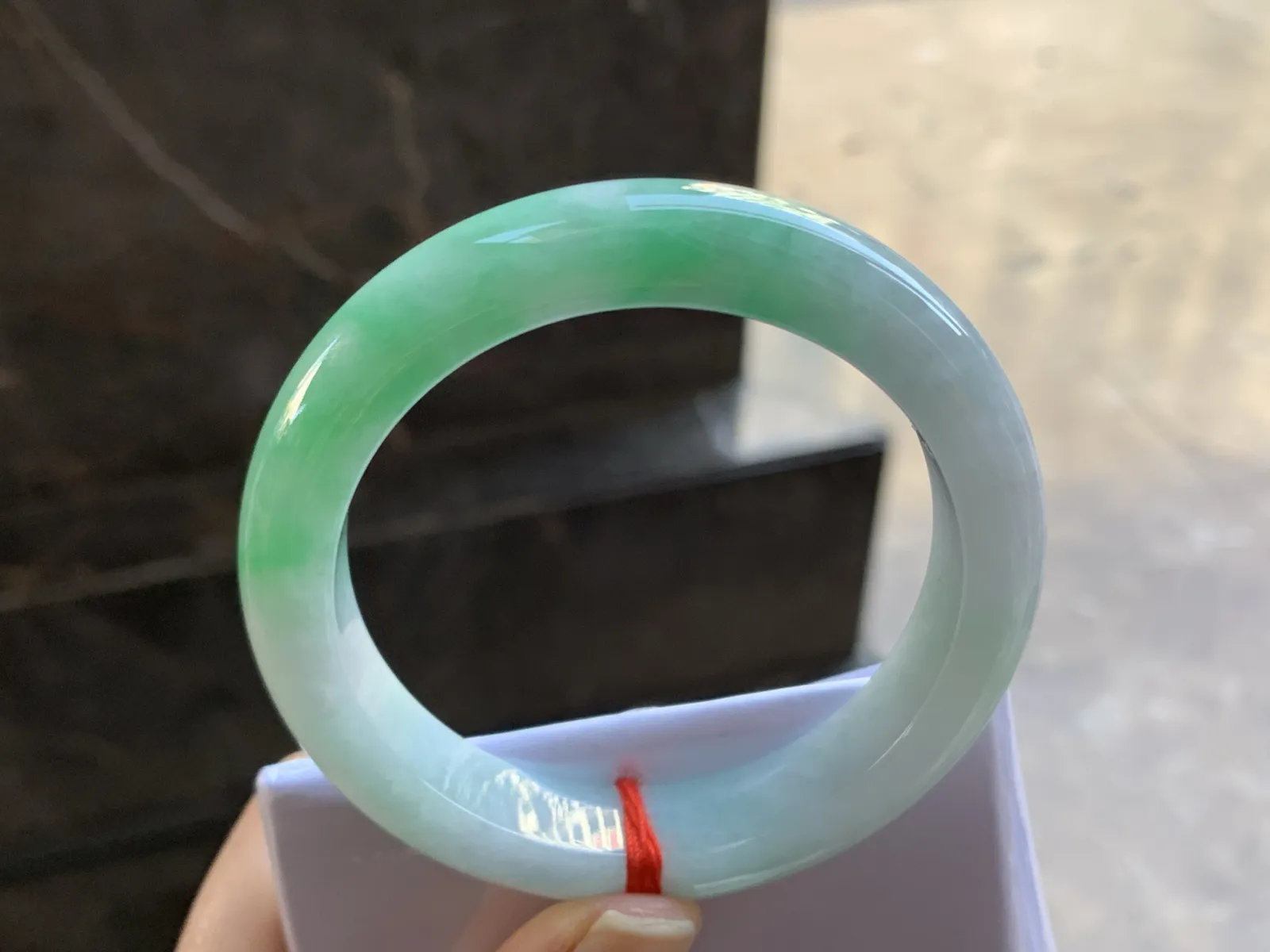 54.5-12.8-8.8

阳绿色手镯^_^颜色好看