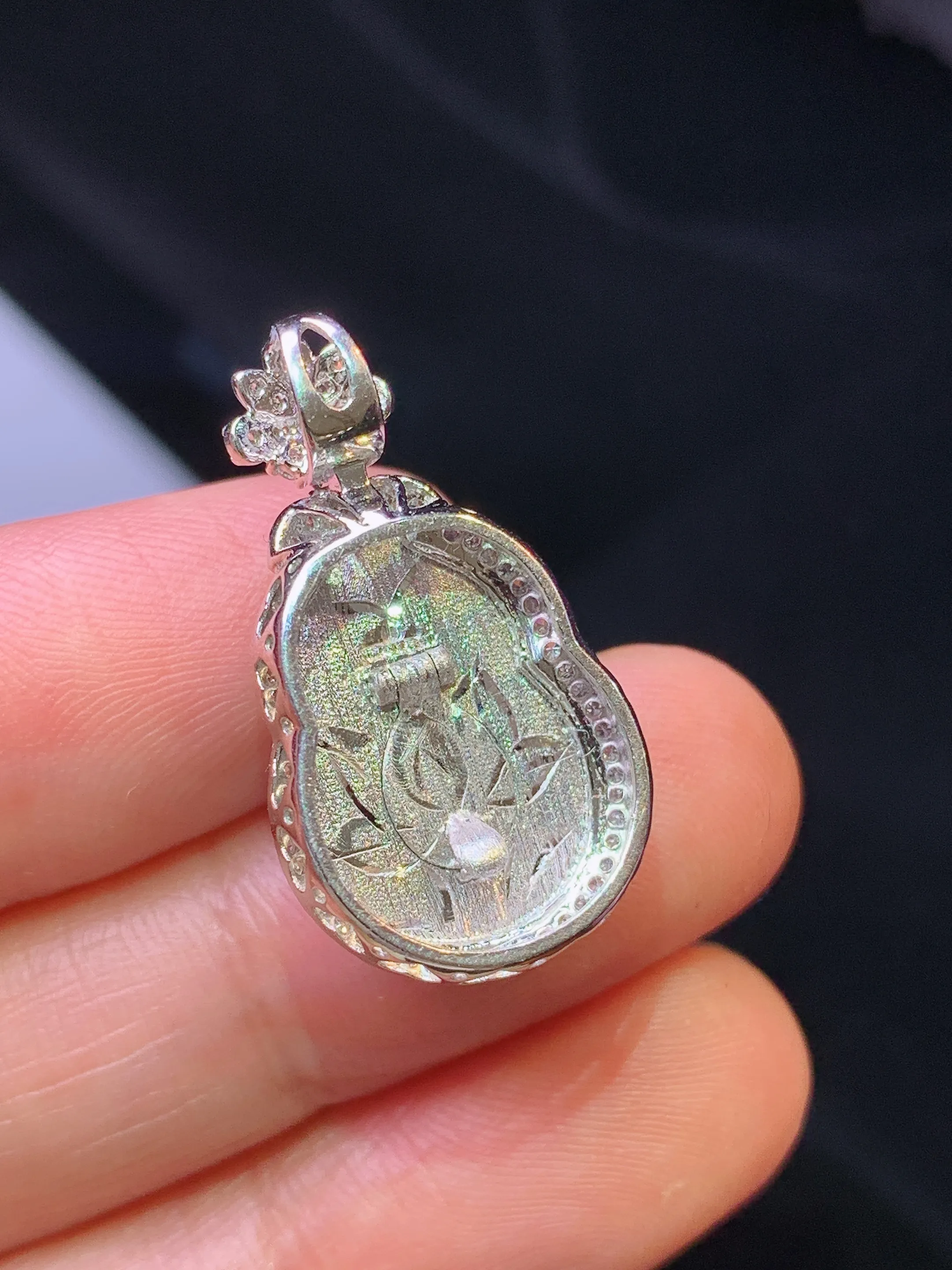 18k金钻镶嵌翠绿葫芦吊坠 玉质细腻 色泽艳丽清新 整体尺寸26*14.3*10.3