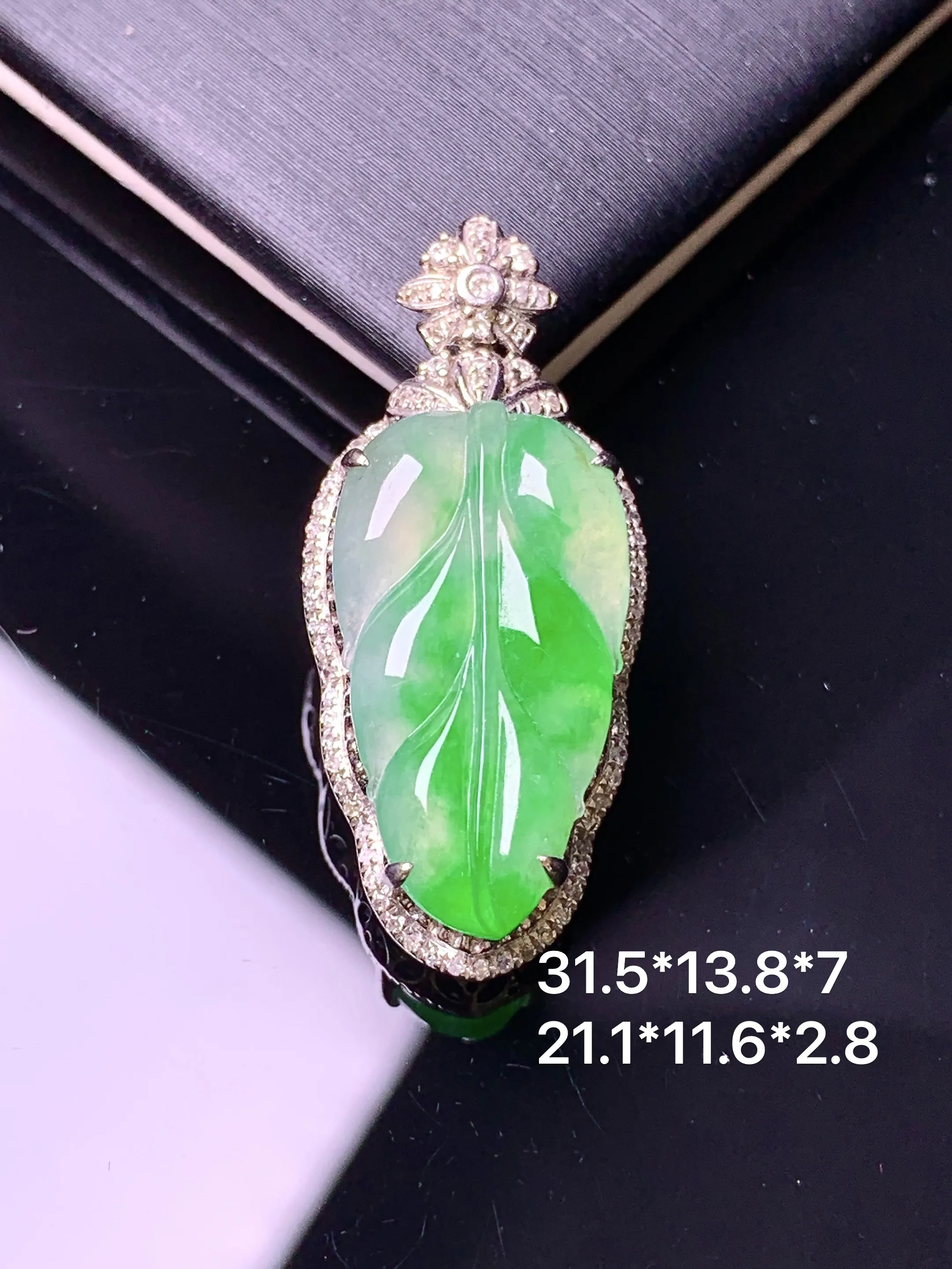 18k金钻镶嵌翠绿树叶吊坠 玉质细腻 色泽清新艳丽 整体尺寸31.5*13.8*7