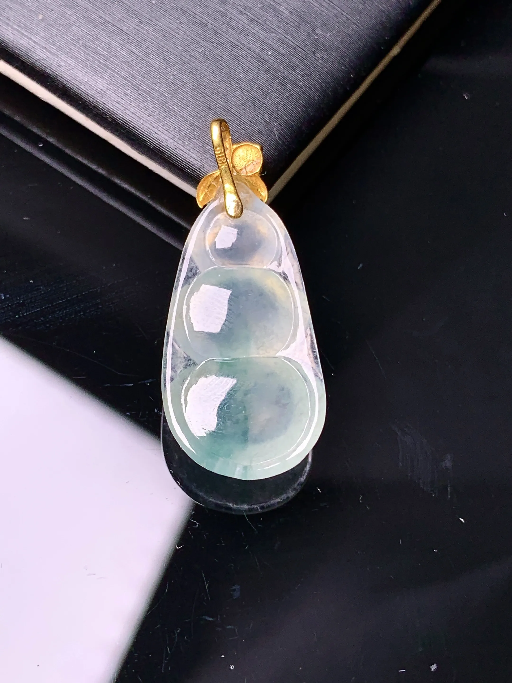 18k金镶嵌吊坠 玉质细腻 色泽艳丽清新 整体尺寸28*12*5.2