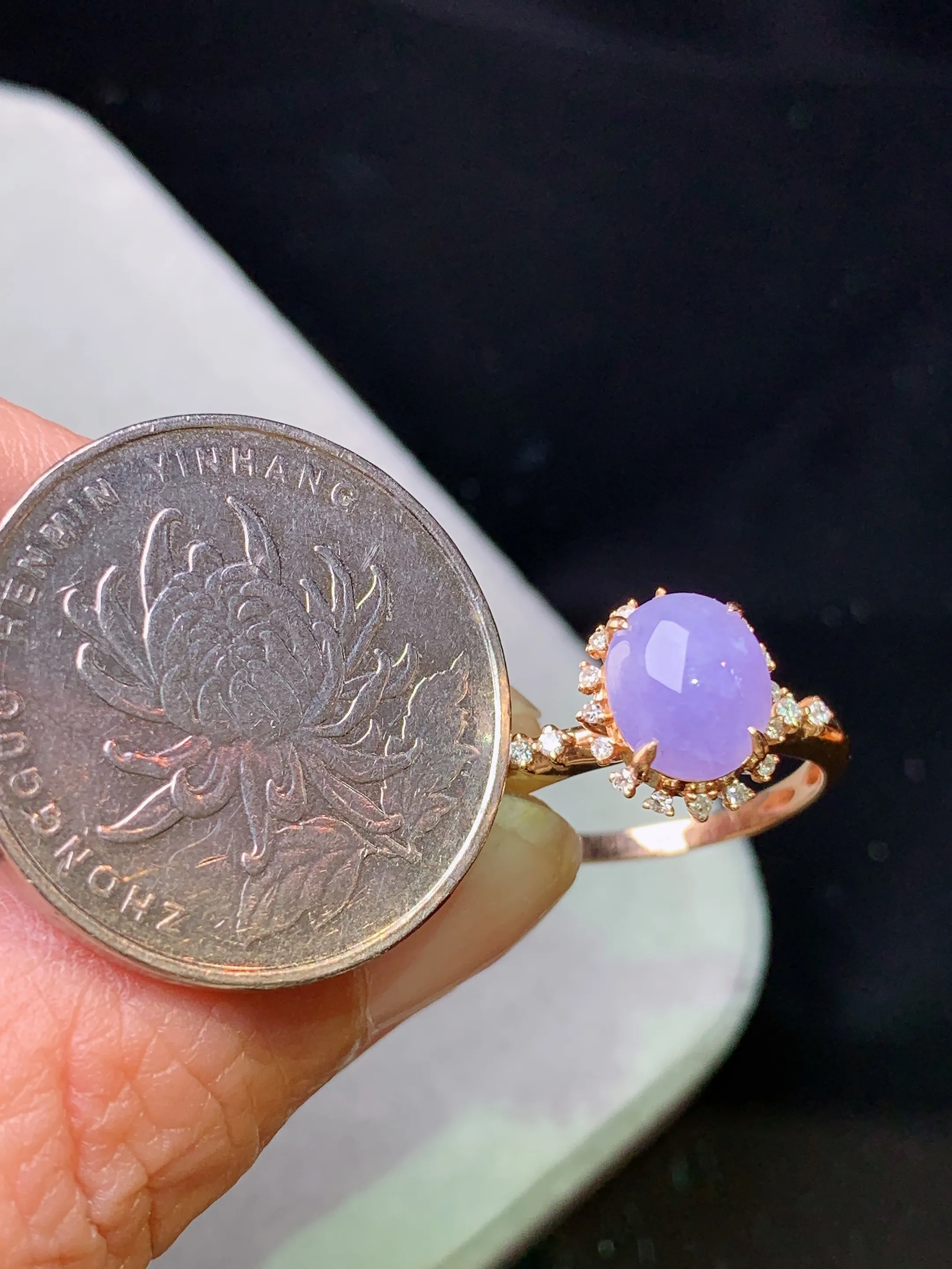 18k金钻镶嵌紫罗兰蛋面戒指 玉质细腻 色泽清新艳丽 圈口13 整体尺寸10.8*9.3*8.8